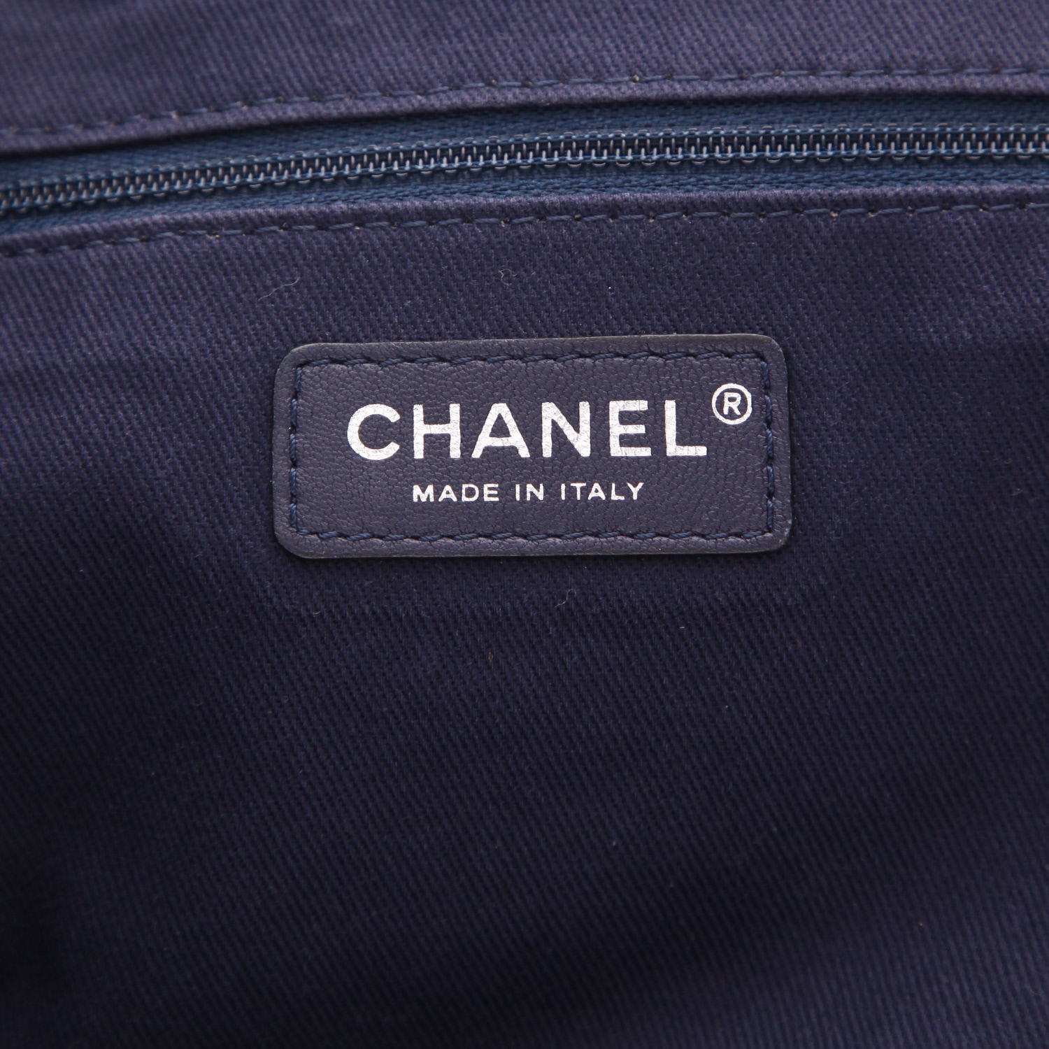 Chanel Deauville tote bag in blue canvas and dark blue leather - Detail D2