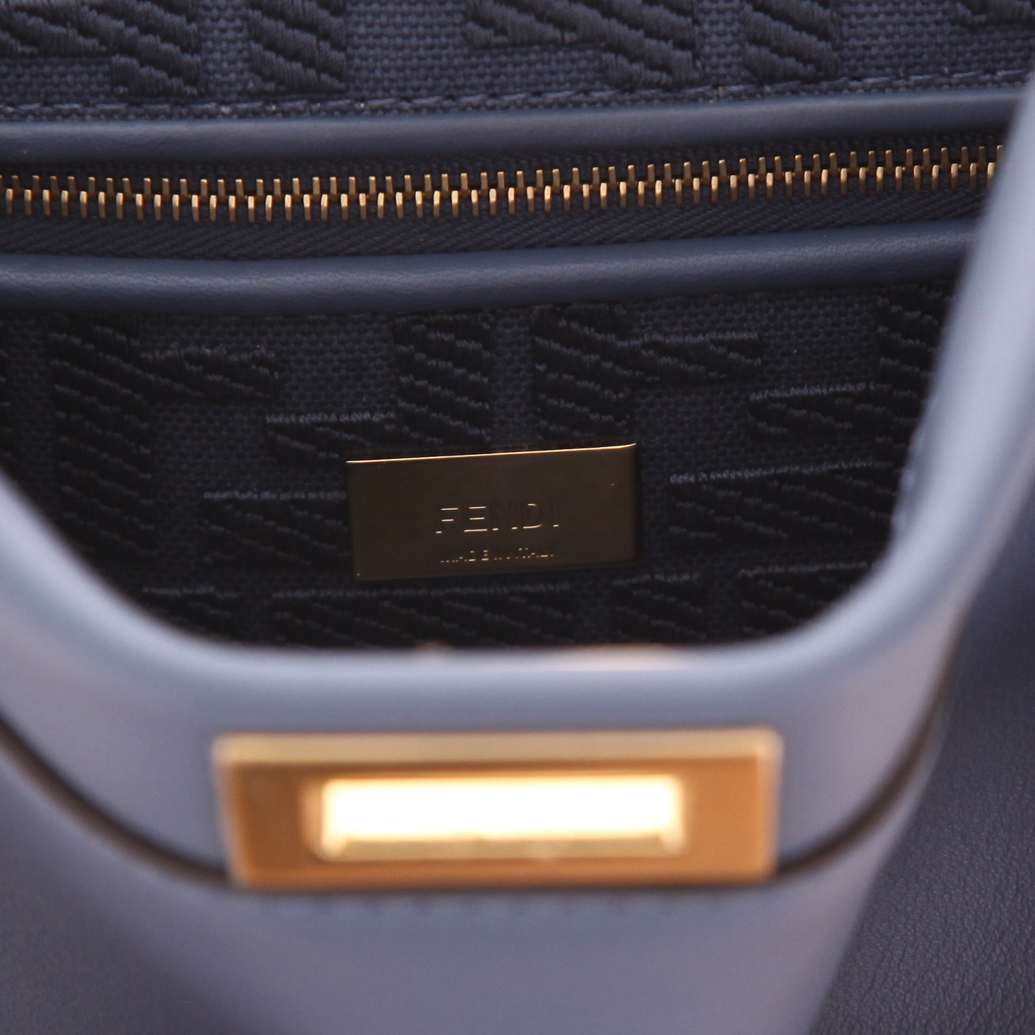 Fendi Mini Peekaboo shoulder bag in blue leather - Detail D2