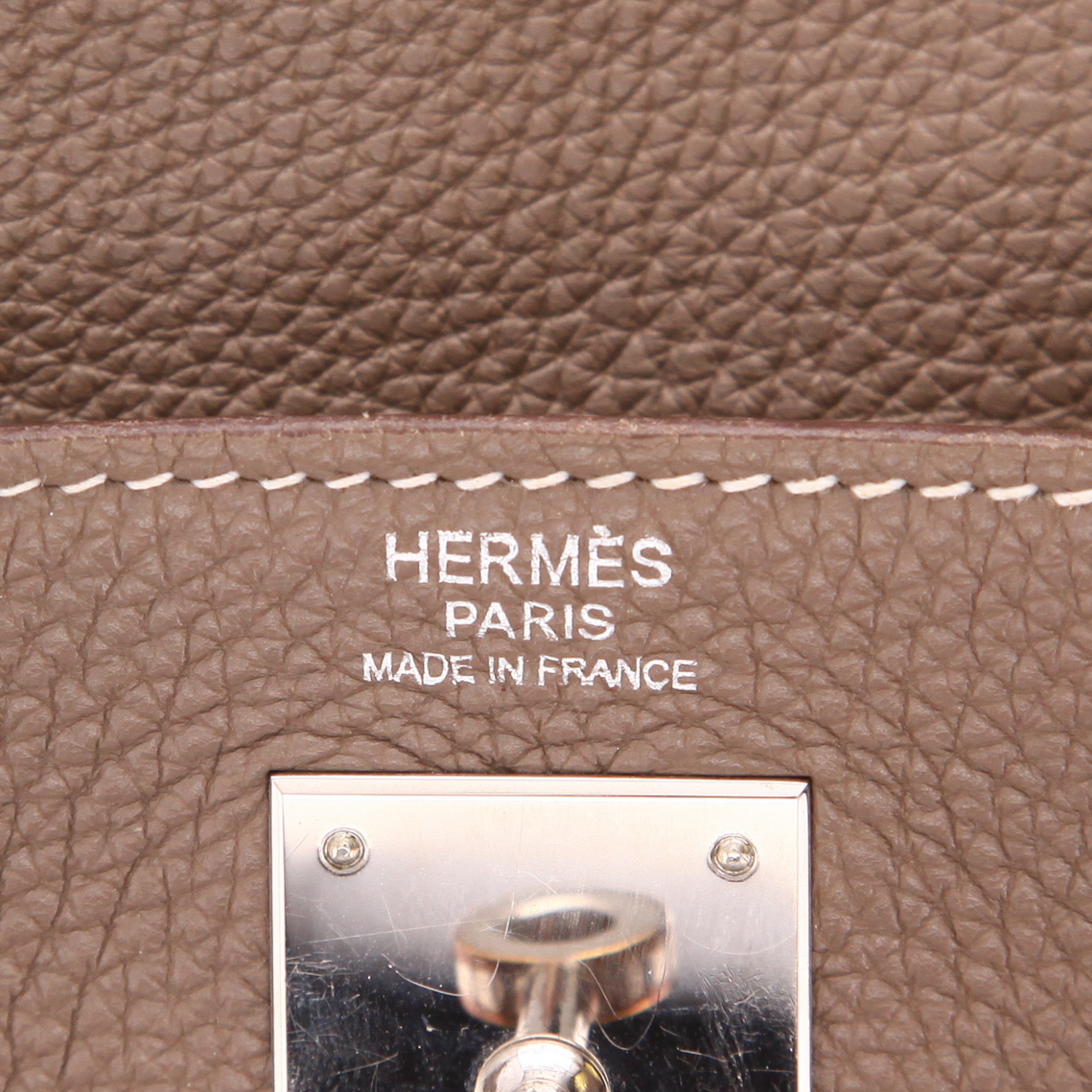 Hermès Kelly 32 cm handbag in Togo leather in the colour ‘Étoupe’ - Detail D2