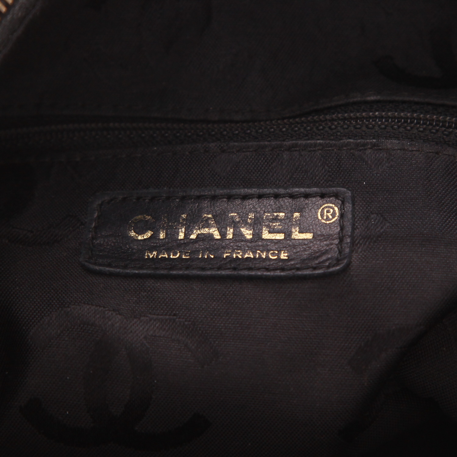 Chanel Hobo handbag in black leather - Detail D2