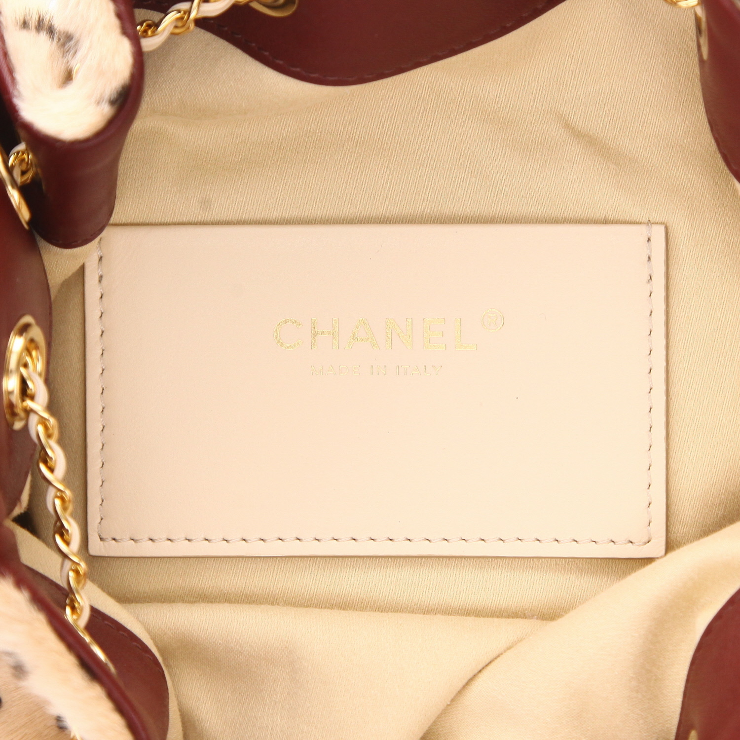 Sac à main Chanel  25 mini  en fourrure synthétique beige et noire et cuir bordeaux - Detail D2