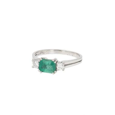 Vintage ring in white gold, with an emerald and diamonds