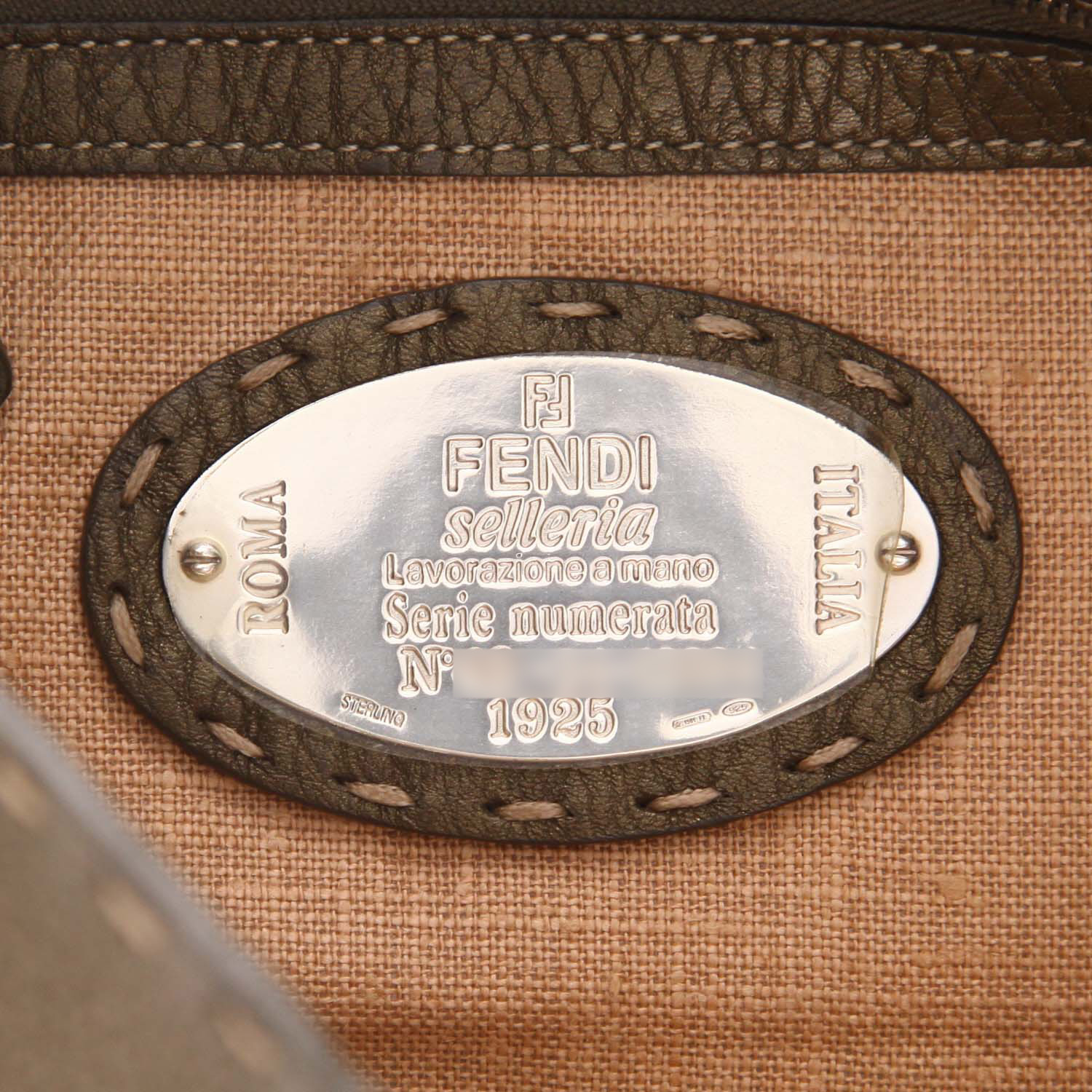 Borsa Fendi Baguette in pelle verde-kaki iridescente - Detail D2