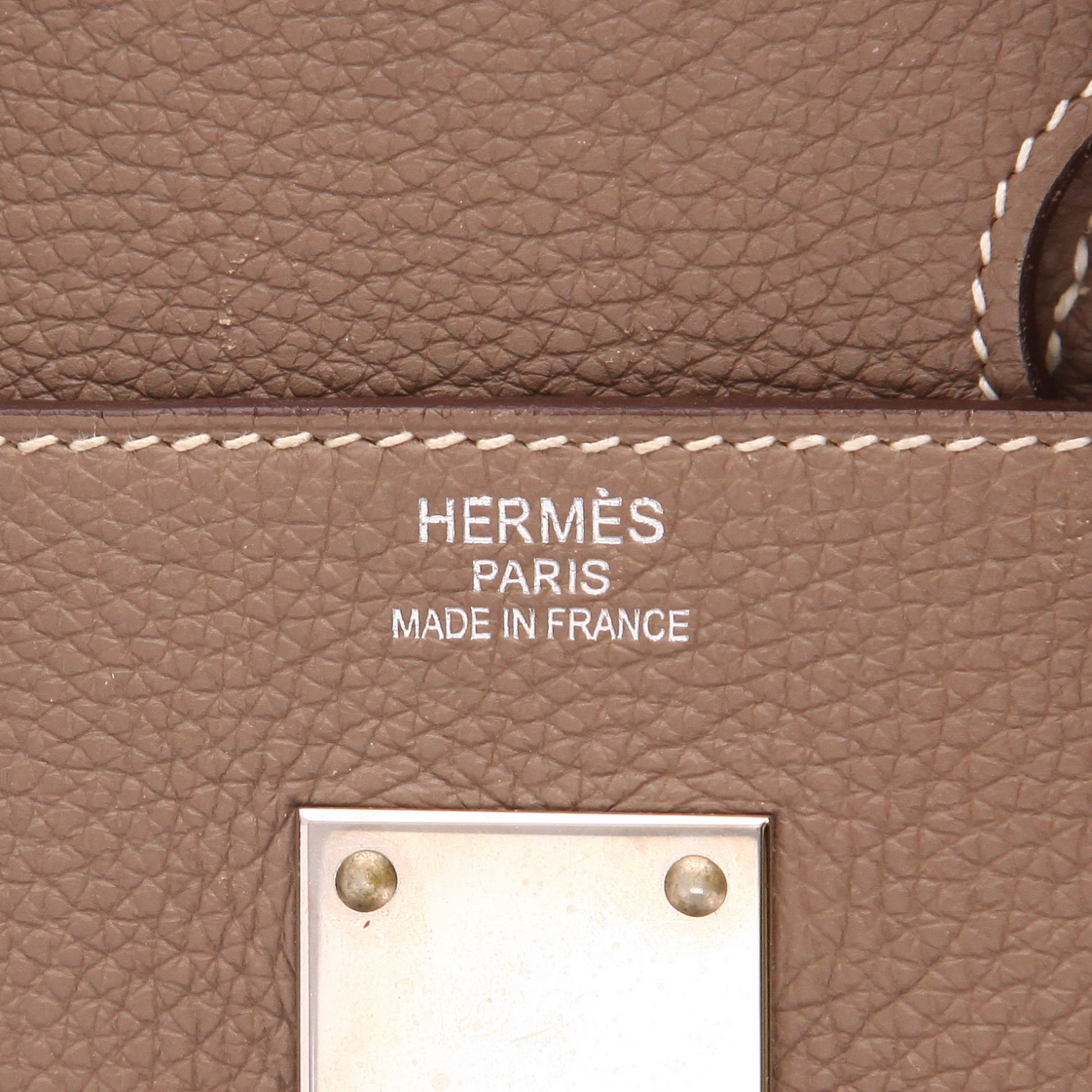 Hermès travel bag  Top with straps in Togo leather Étoupe in straw colour - Detail D2