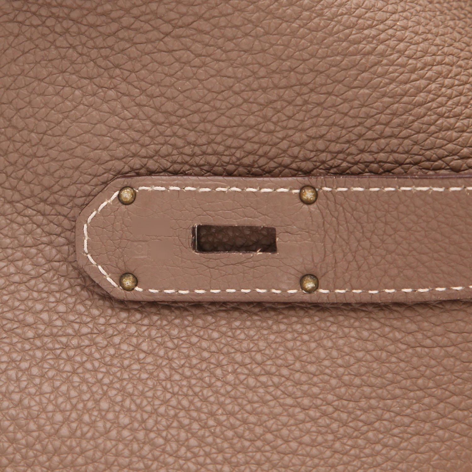Hermès travel bag  Top with straps in Togo leather Étoupe in straw colour - Detail D4