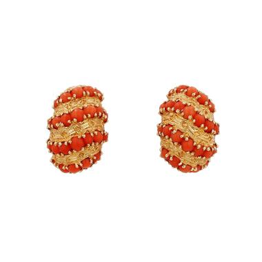 Paire de boucles d'oreilles années 1970 Cartier  en or jaune et corail