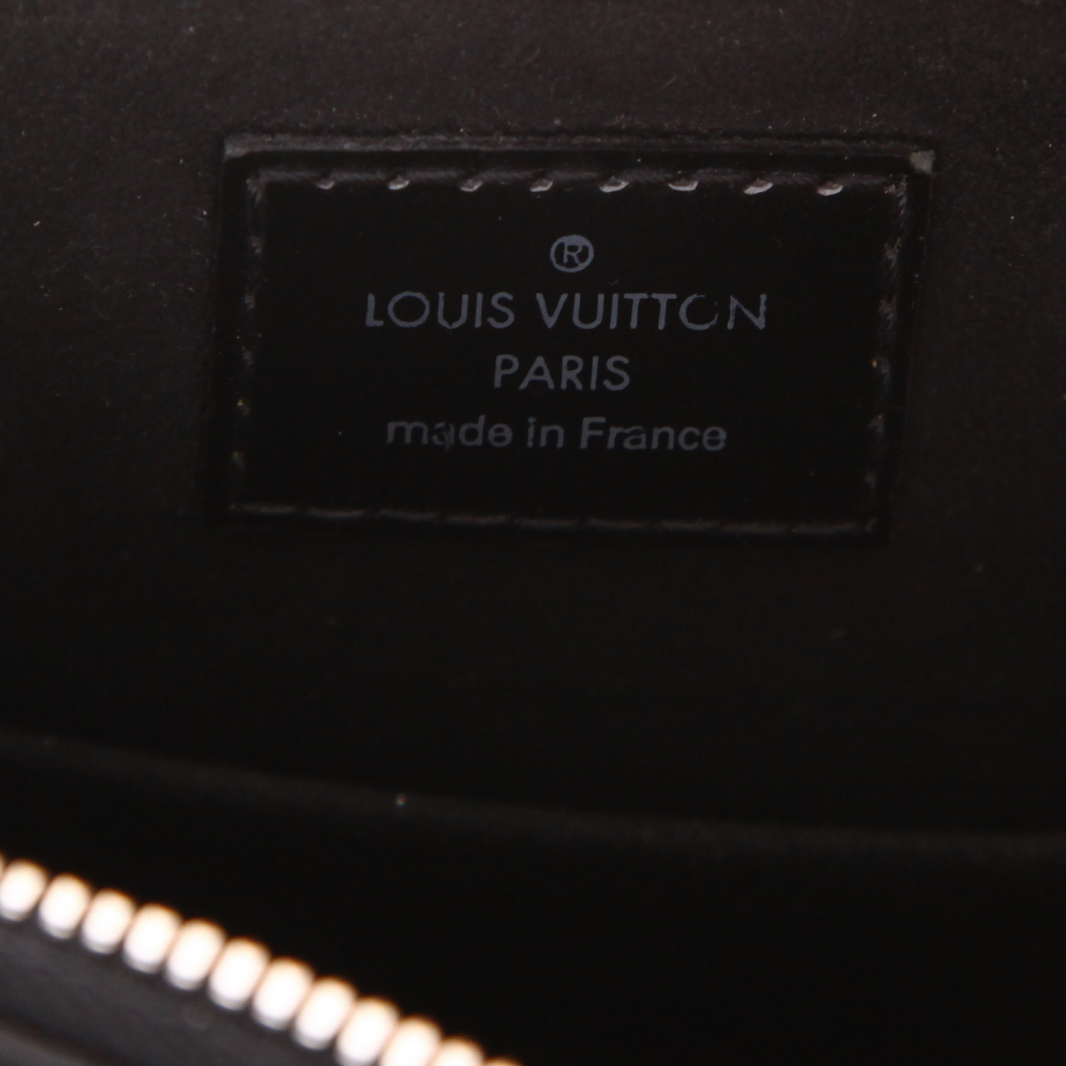 Bolso Louis Vuitton Alma BB de piel charol negra - Detail D2