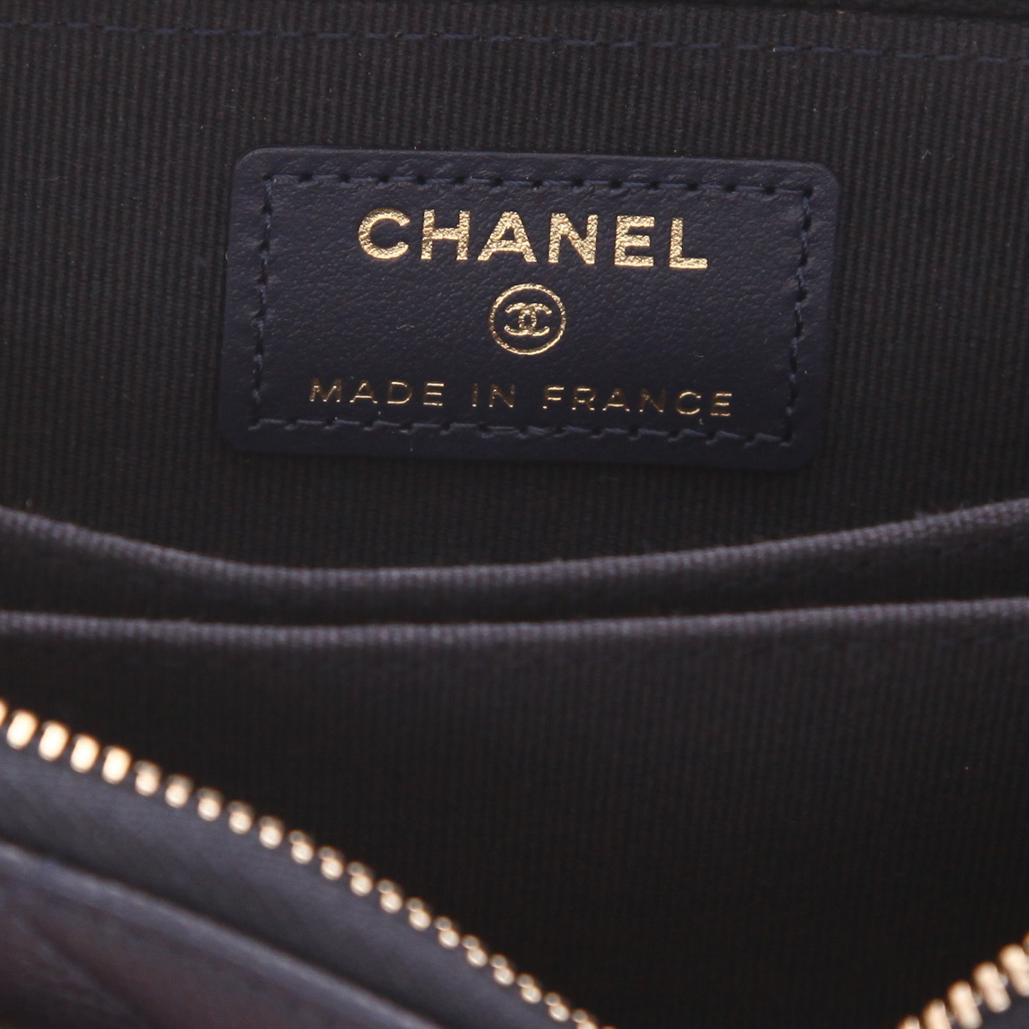 Monedero de Chanel de piel granulada acolchada en Bleu Marine - Detail D2