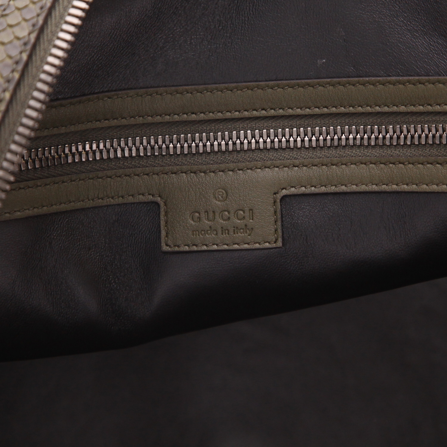 Bolso de fin de semana Gucci Duffle de piel de pitón verde caqui - Detail D2