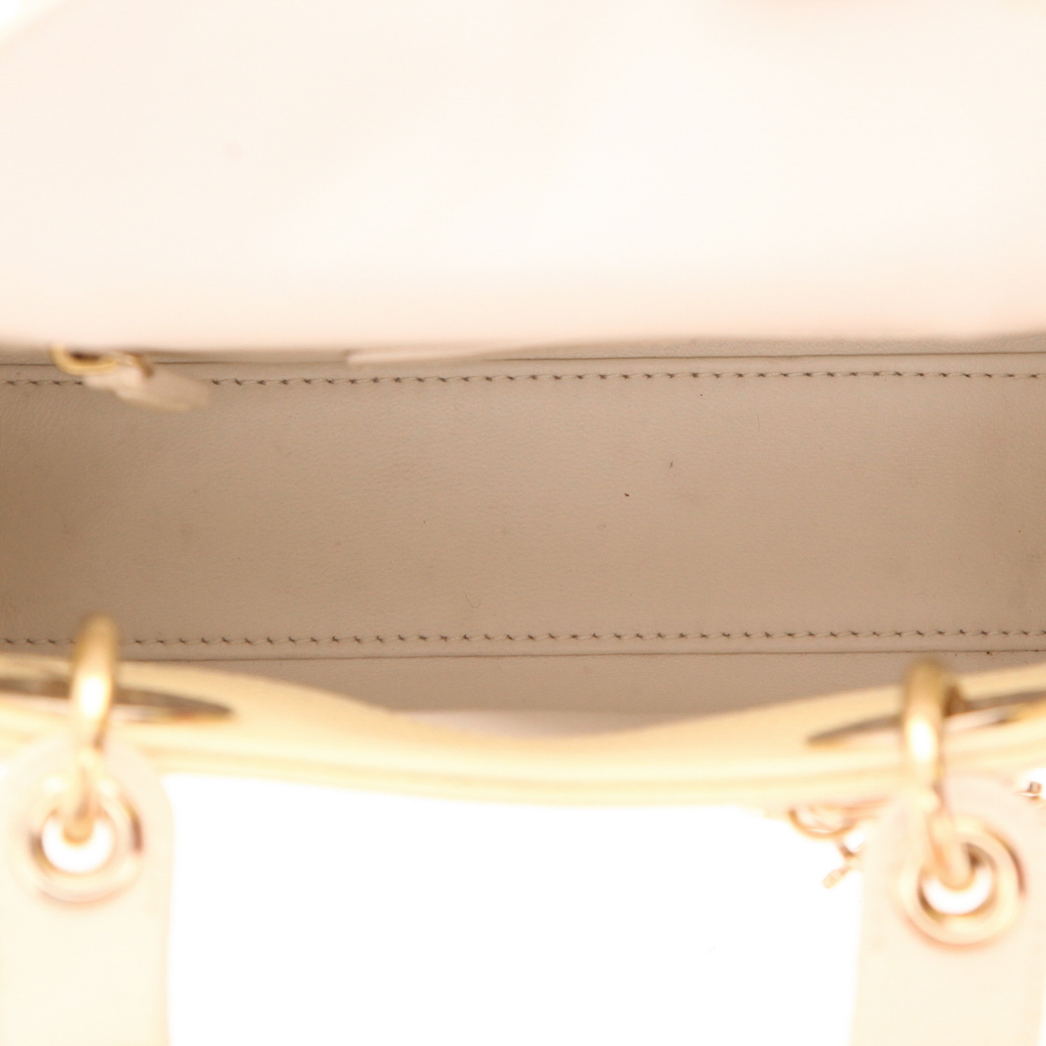 Bolso Dior «Lady Dior mini» de piel de lagarto en amarillo y crema - Detail D3