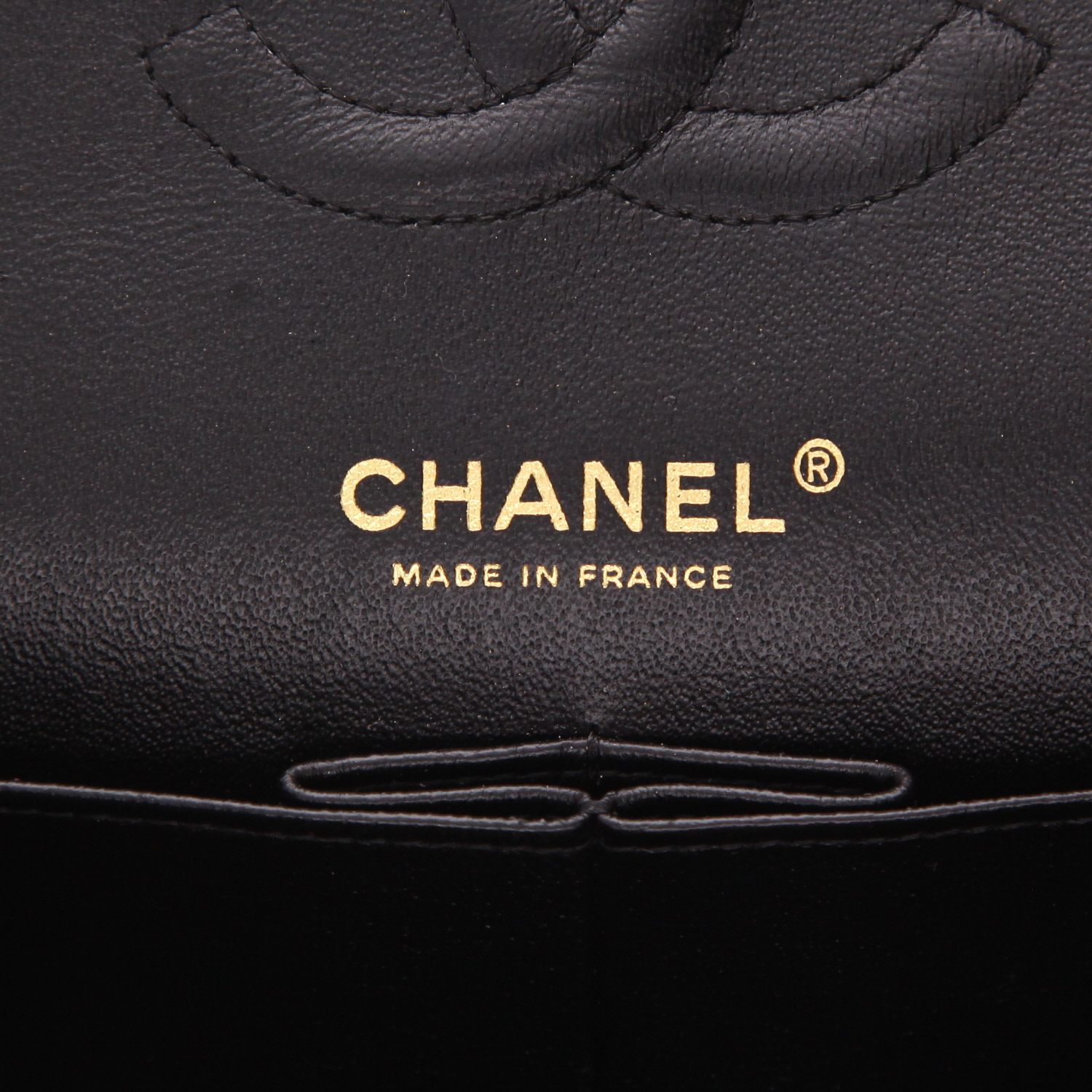 Chanel ‘Timeless Classic’ handbag in black quilted grained leather - Detail D2