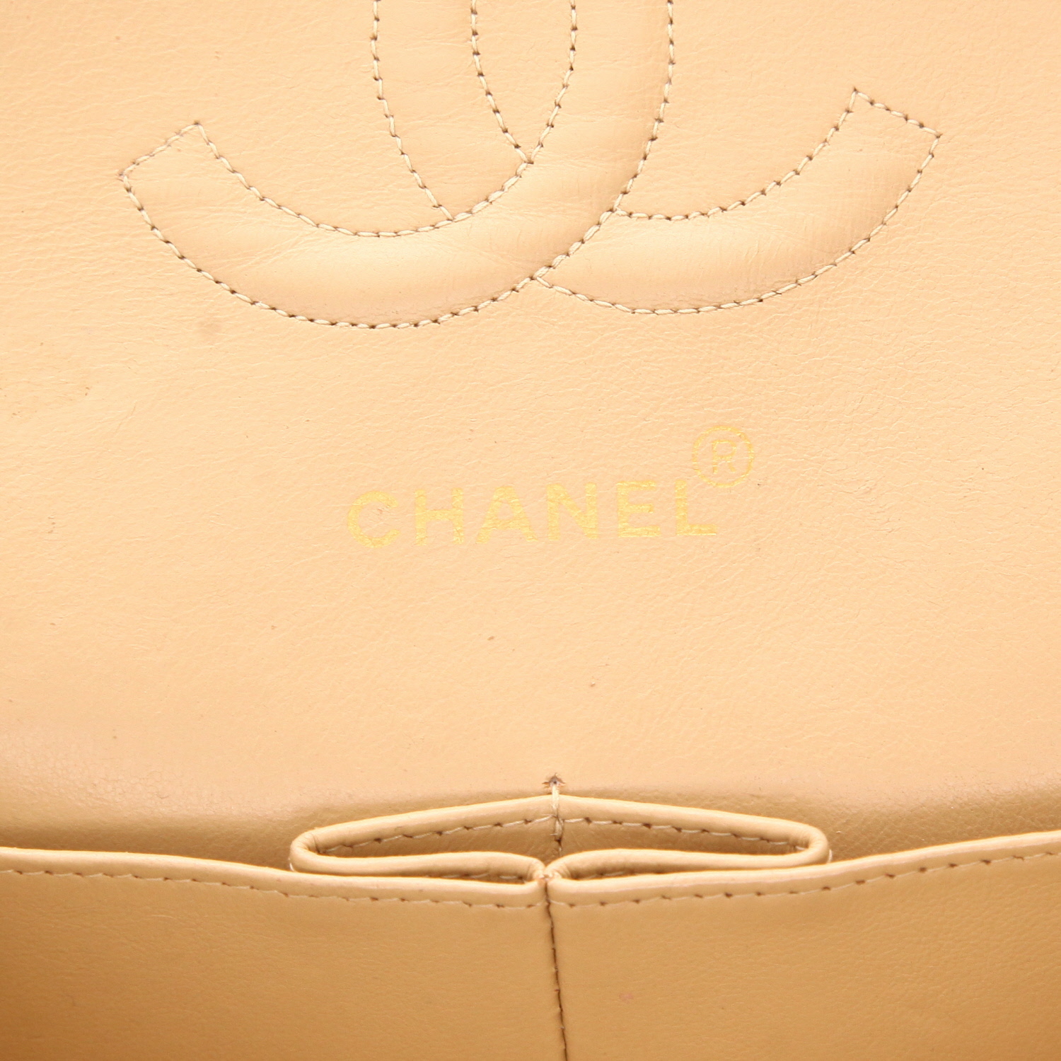 Bolso Chanel «Timeless Classic» de piel acolchada en color beige - Detail D2