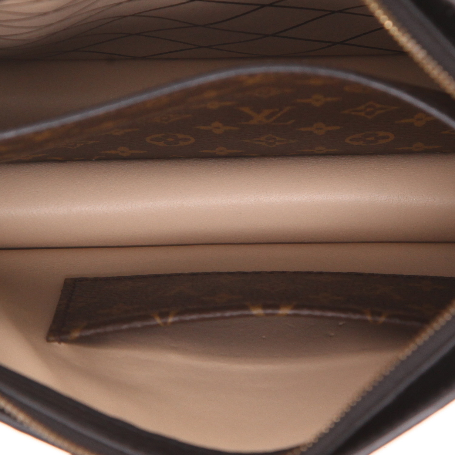 Louis Vuitton Soft Trunk shoulder bag in brown Monogram canvas and black leather - Detail D4