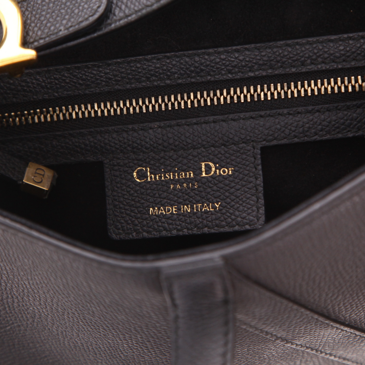 Dior Saddle handbag in black grained leather - Detail D2