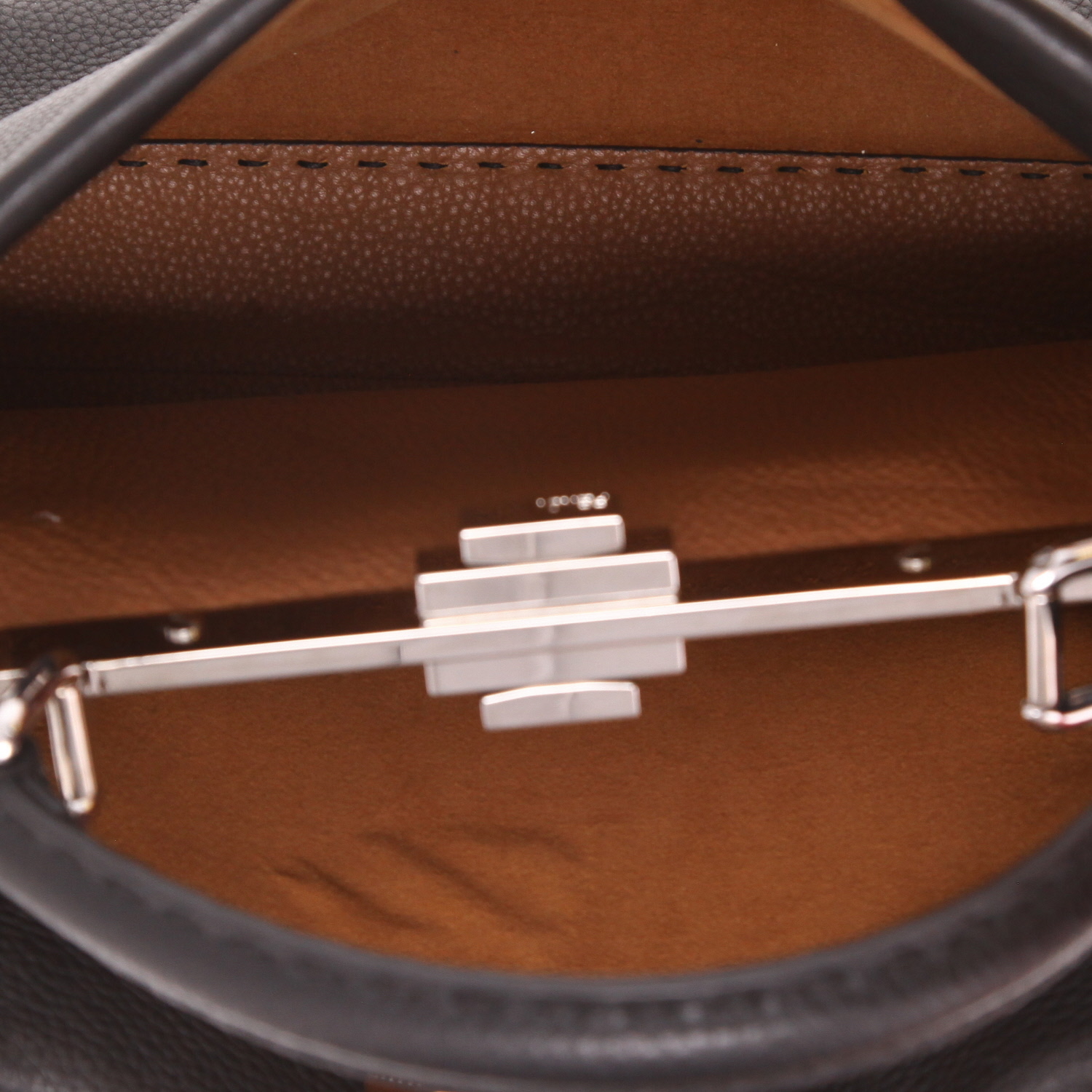 Fendi Peekaboo handbag in black leather - Detail D4