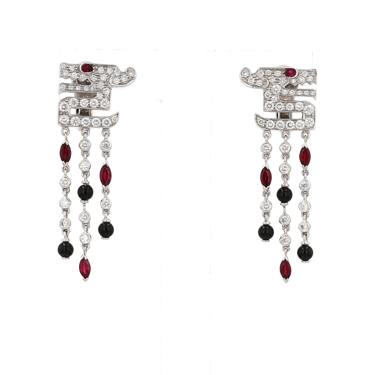 Paire de pendants d'oreilles Cartier Le Baiser du Dragon en or blanc, onyx, rubis et diamants - Detail D3