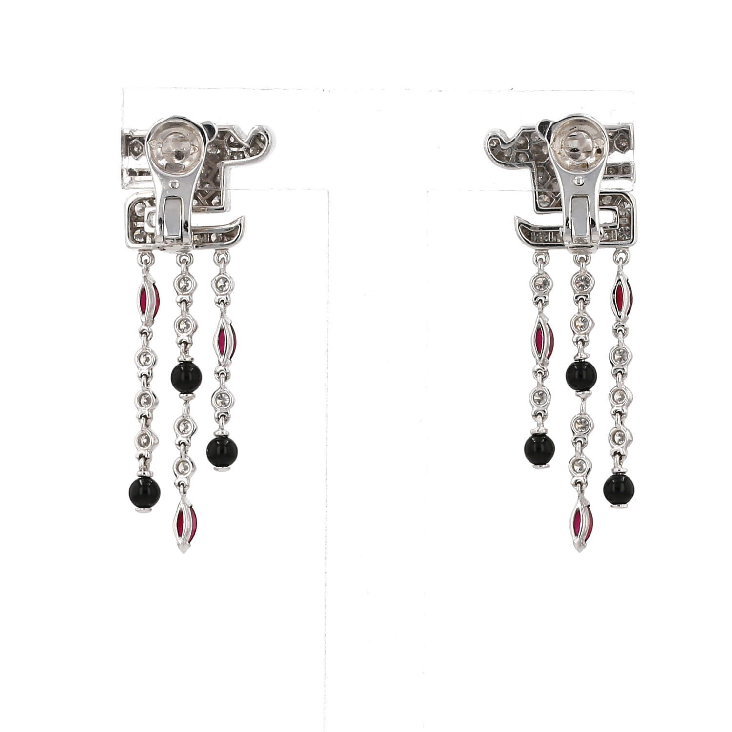 Paire de pendants d'oreilles Cartier Le Baiser du Dragon en or blanc, onyx, rubis et diamants - Detail D5