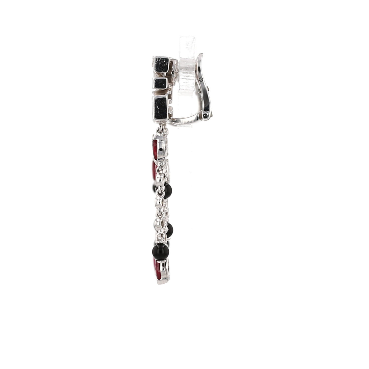 Paire de pendants d'oreilles Cartier Le Baiser du Dragon en or blanc, onyx, rubis et diamants - Detail D6