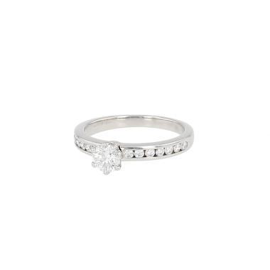 Anillo solitario de Tiffany Co. en platino y diamantes
