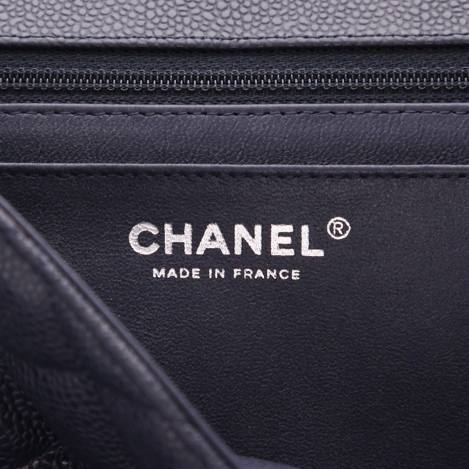 Chanel Timeless Jumbo shoulder bag in Bleu Marine quilted grained leather - Detail D2