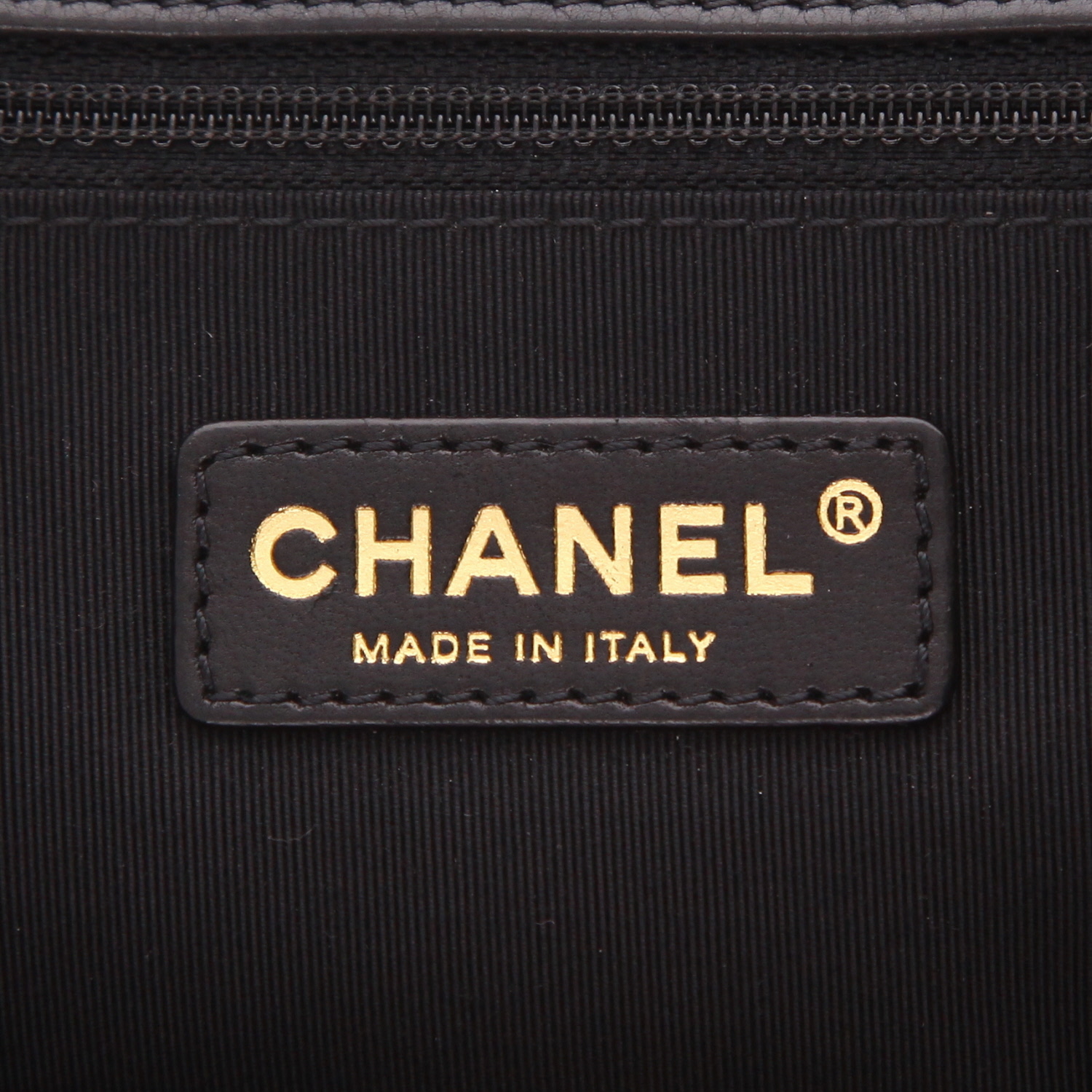 Bolso de mano de Chanel  Bolso con solapa de piel acolchada negra - Detail D2