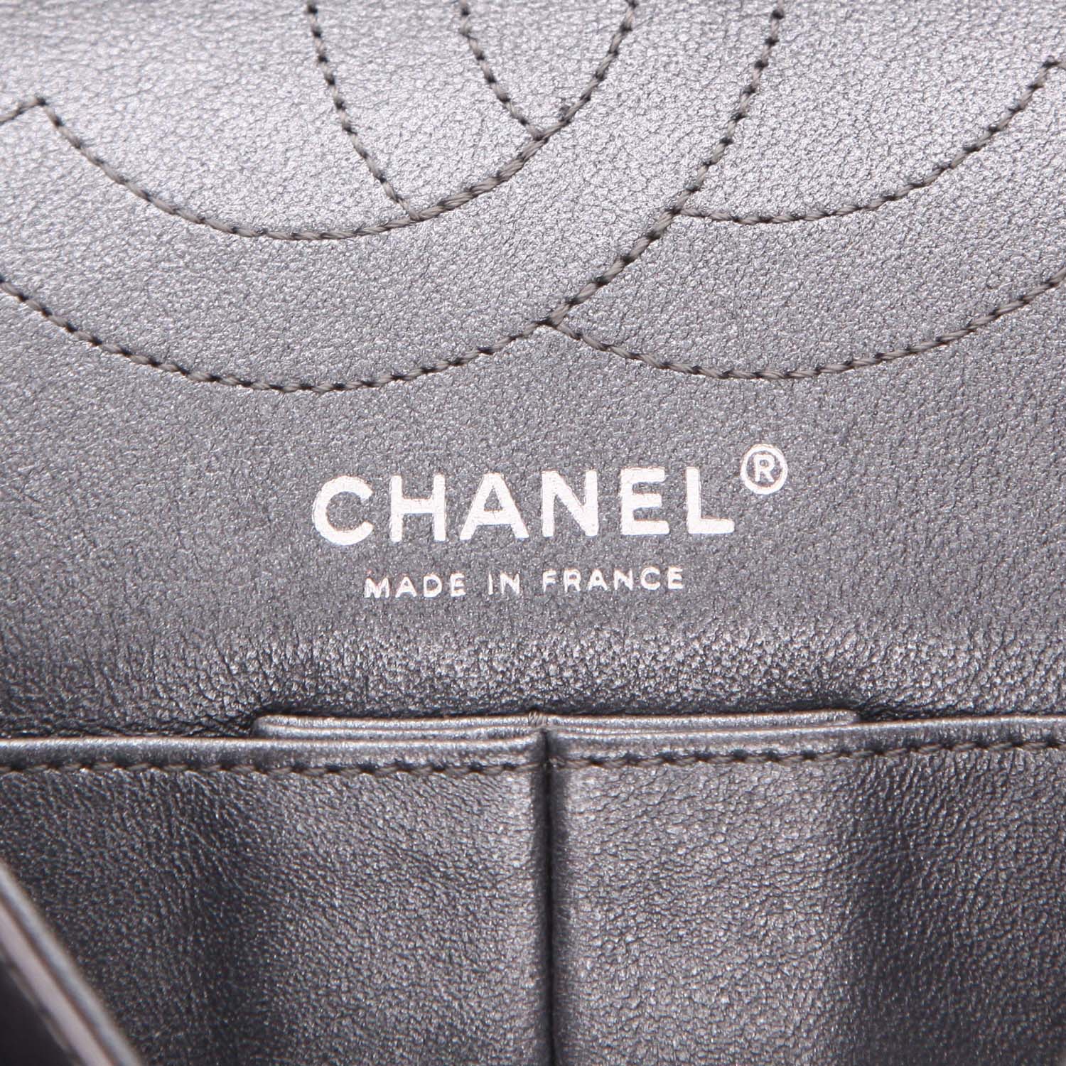 Chanel 2.55 handbag in silver quilted leather - Detail D2