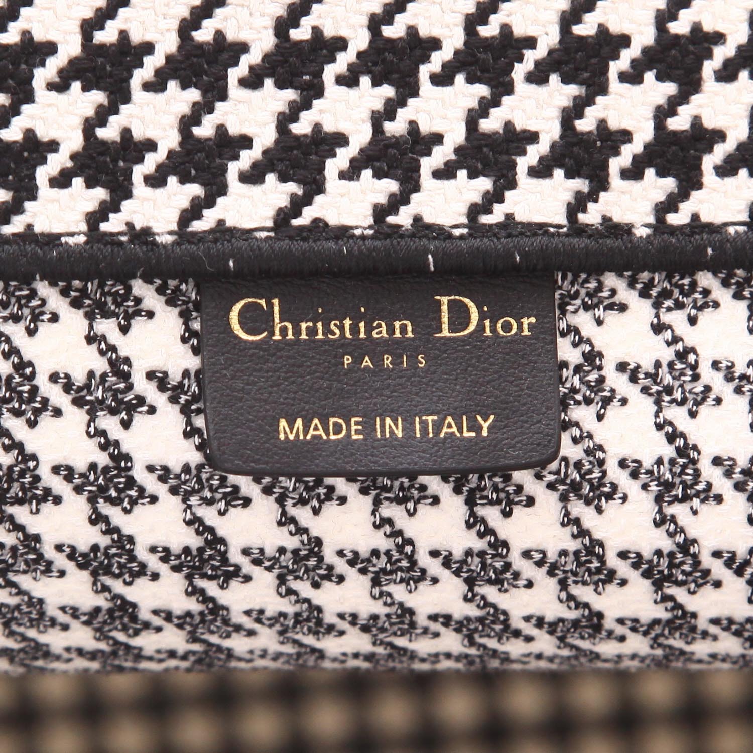 Sac cabas Dior  Book Tote en toile imprimée pied de poule blanche et noire - Detail D2
