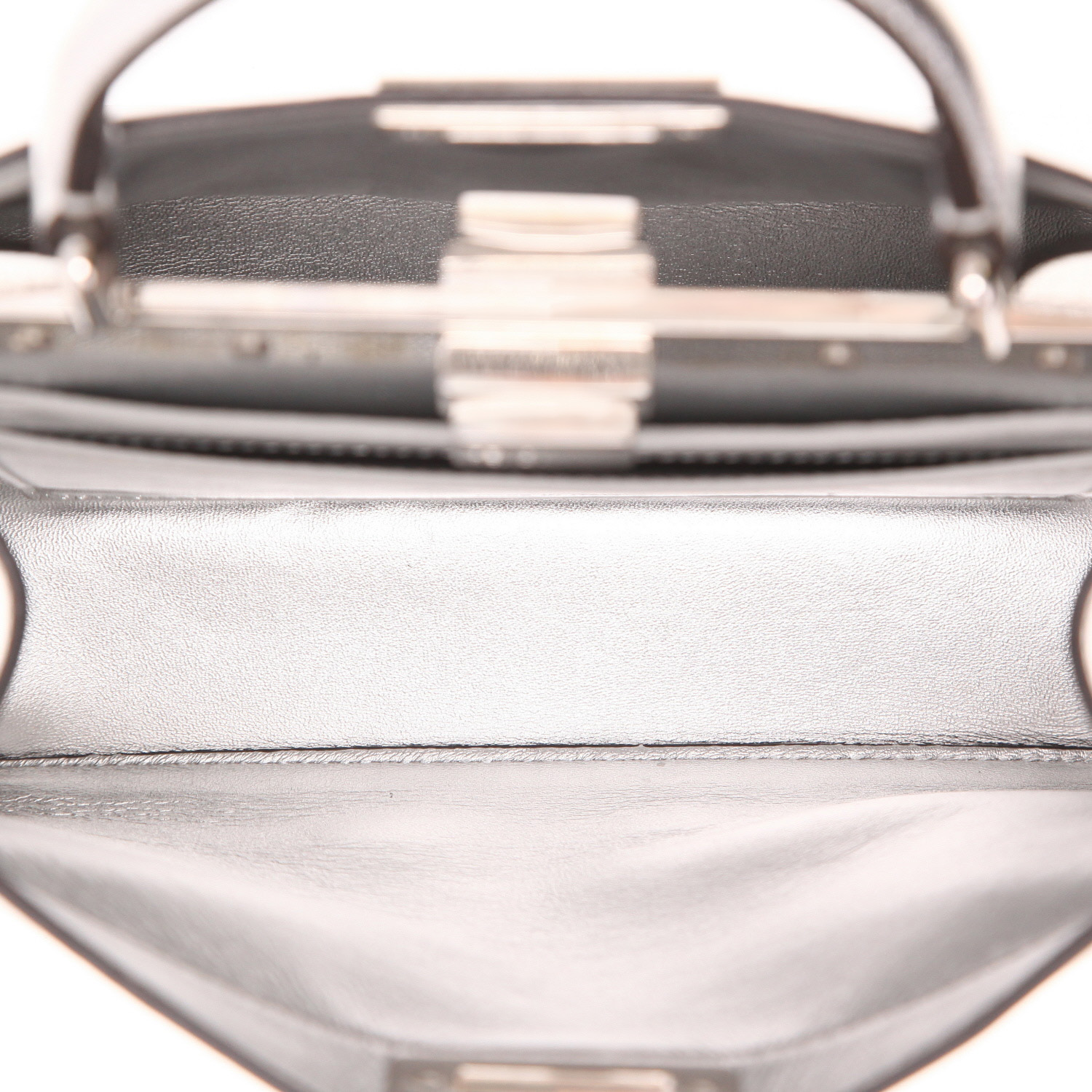 Bolso de mano Fendi Peekaboo ISeeU de piel plateada - Detail D3