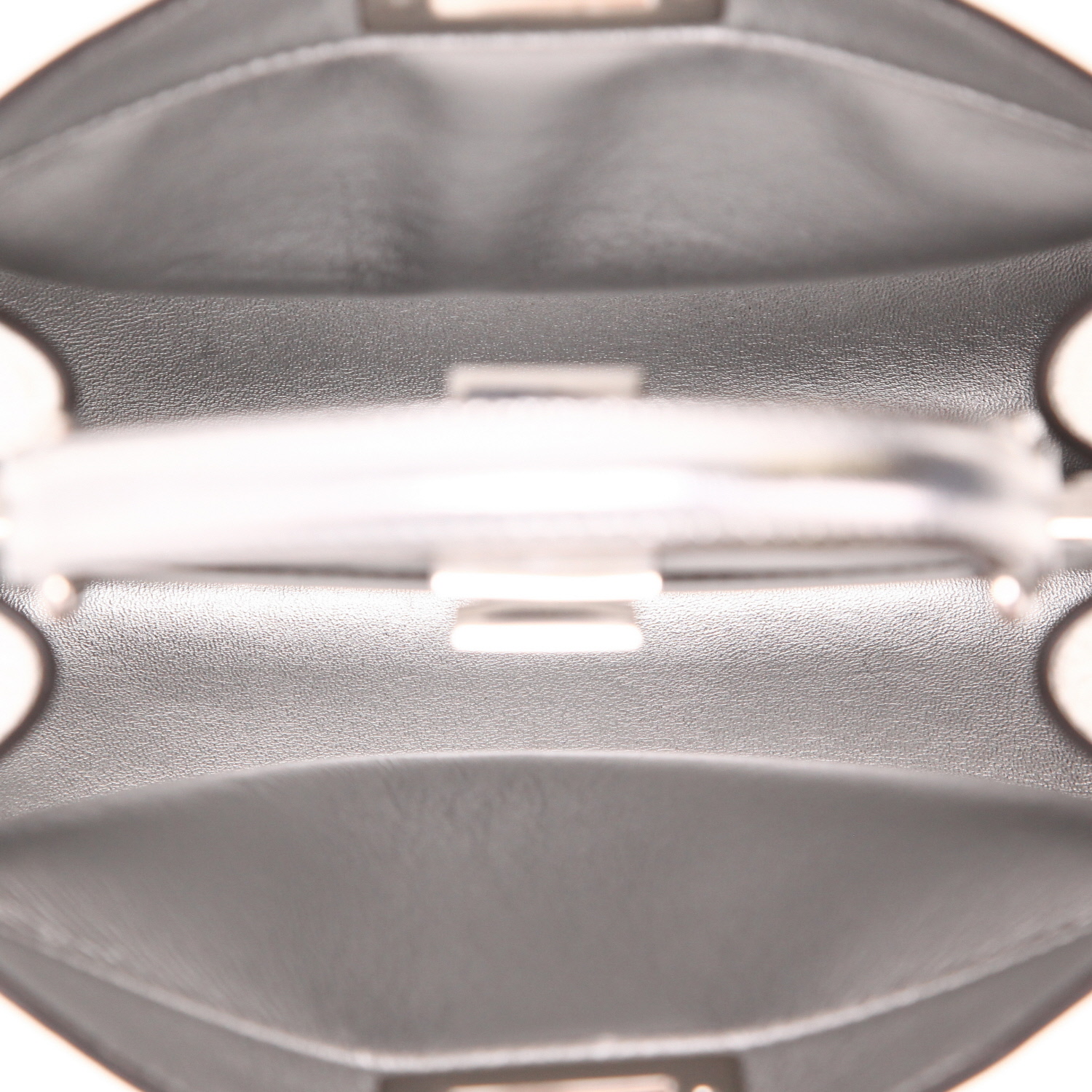 Borsa Fendi Peekaboo ISeeU in pelle argentata - Detail D5