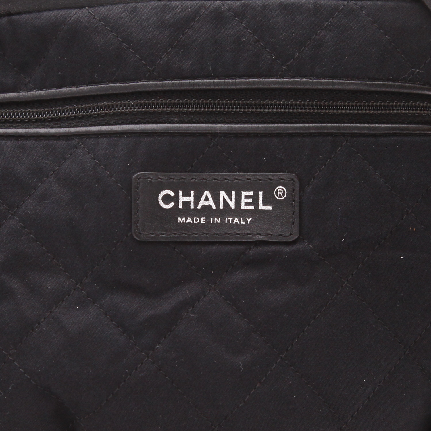 Sac à main Chanel  22 en cuir matelassé noir - Detail D2