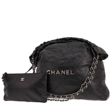 Bolso Chanel 22 de piel acolchada negra