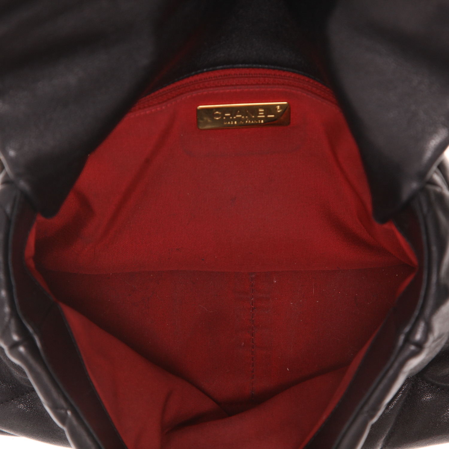 Sac à main Chanel  19 en cuir matelassé noir - Detail D3