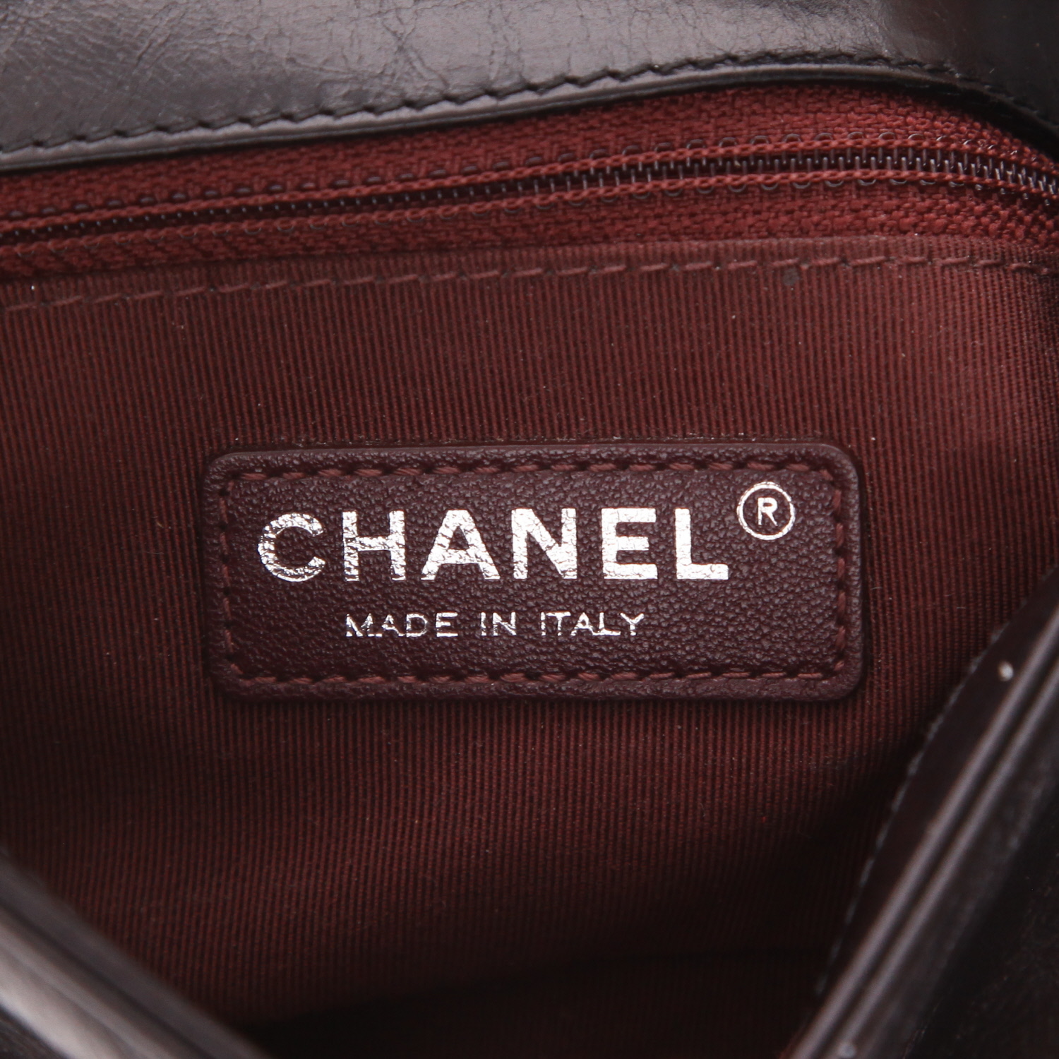 Chanel Boy Wallet shoulder bag in black quilted leather - Detail D2