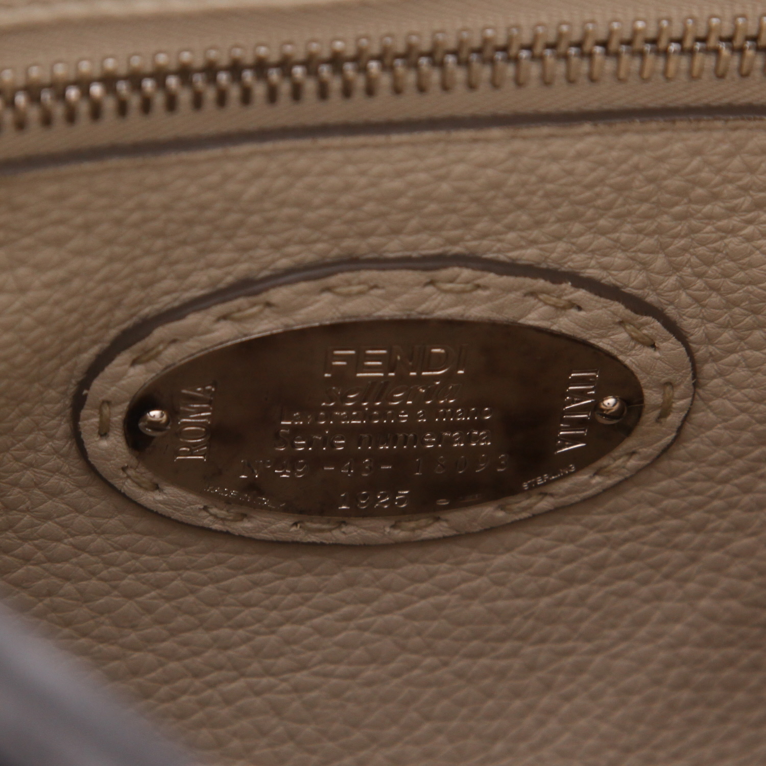 Borsa Fendi Peekaboo, modello medio, in pelle martellata grigia - Detail D2