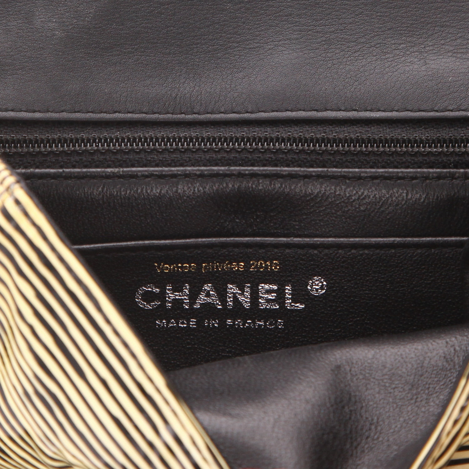Borsa a tracolla Chanel Timeless Mini in pelle verniciata gialla e nera - Detail D2