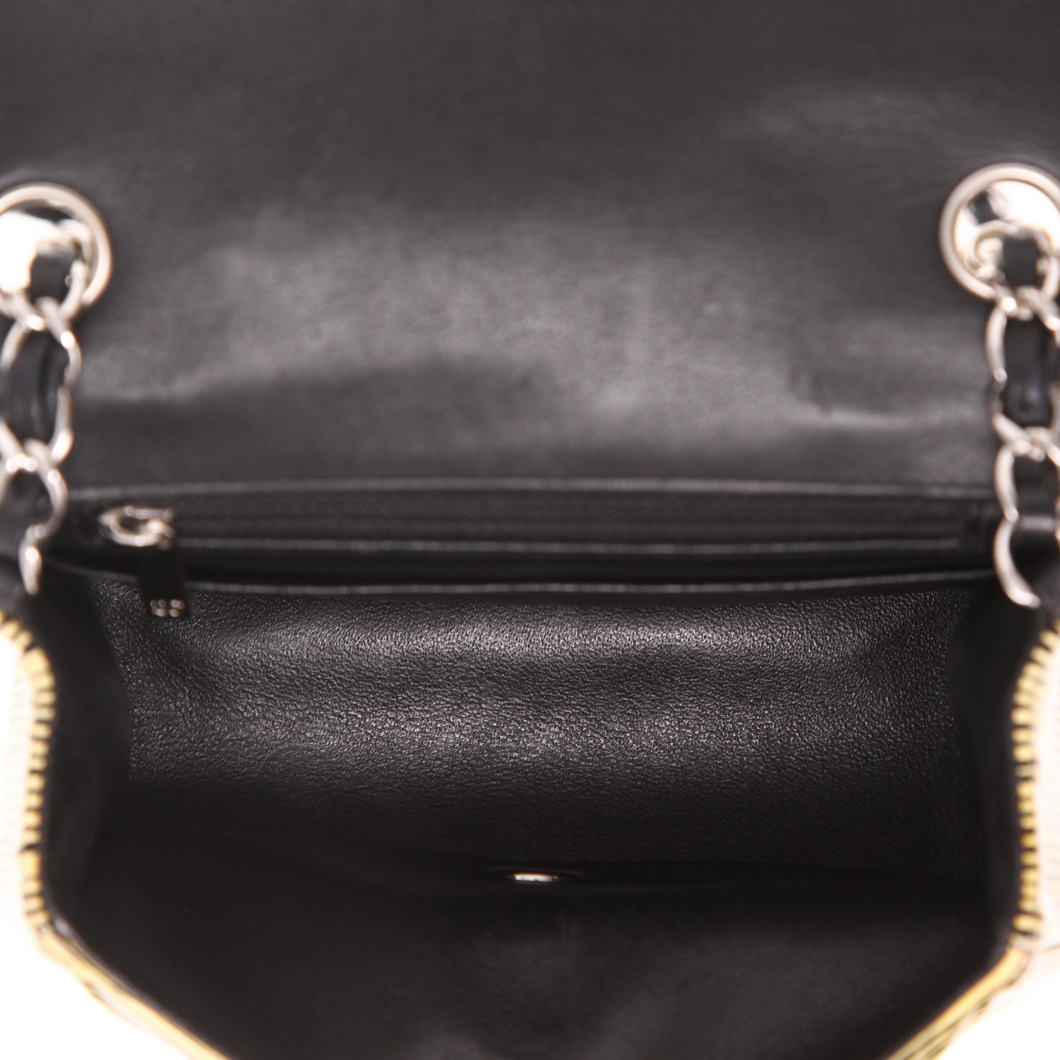 Sac bandoulière Chanel  Timeless Mini en cuir verni jaune et noir - Detail D3