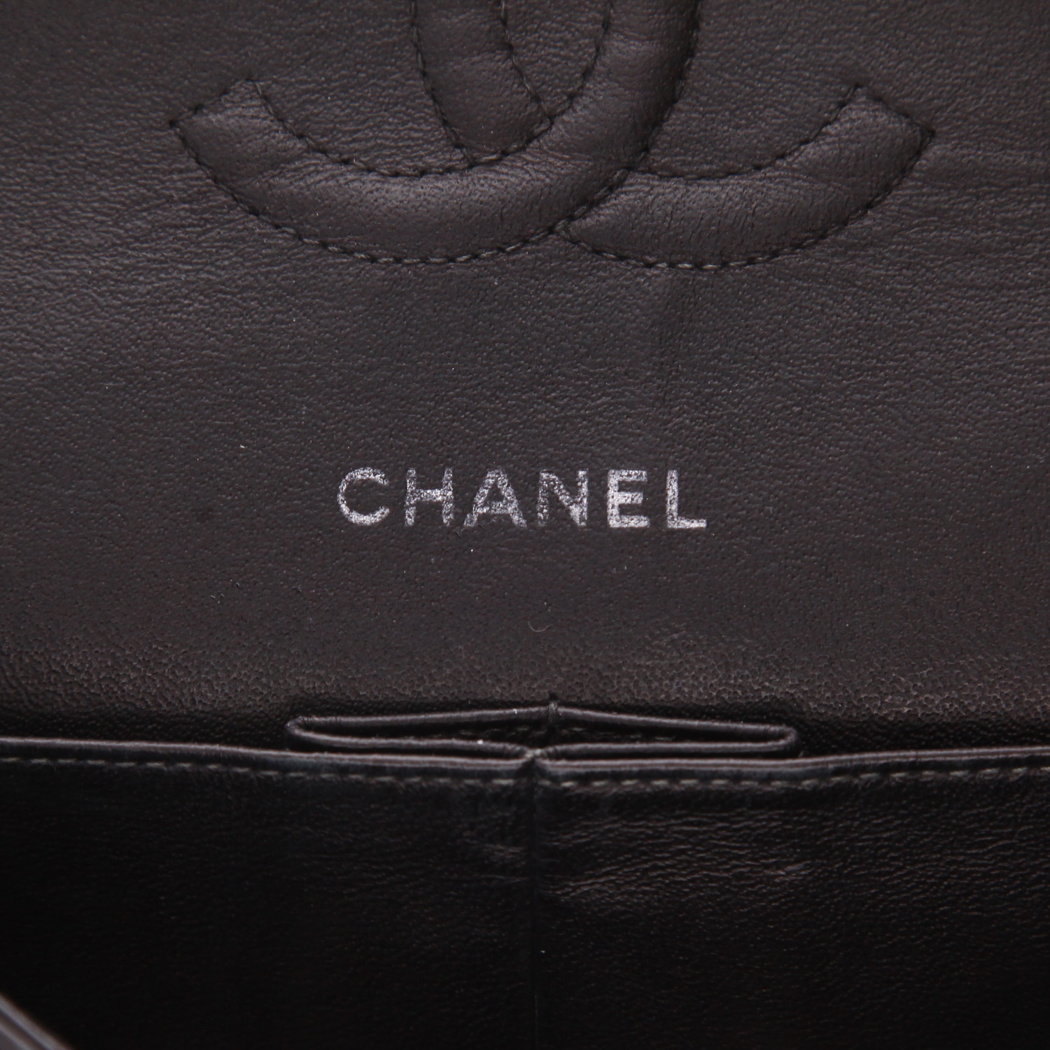 Chanel ‘Timeless Classic’ handbag in black quilted leather - Detail D2