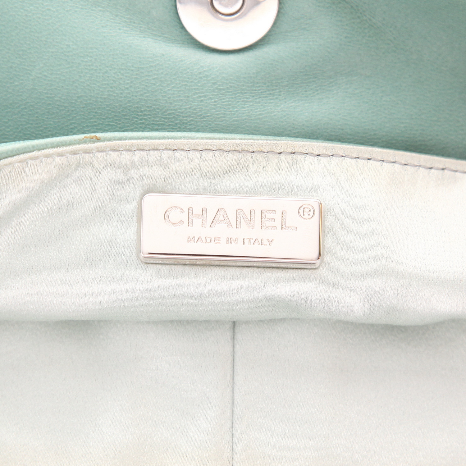 Sac à main Chanel  Sac à rabat en cuir matelassé vert et strass - Detail D2