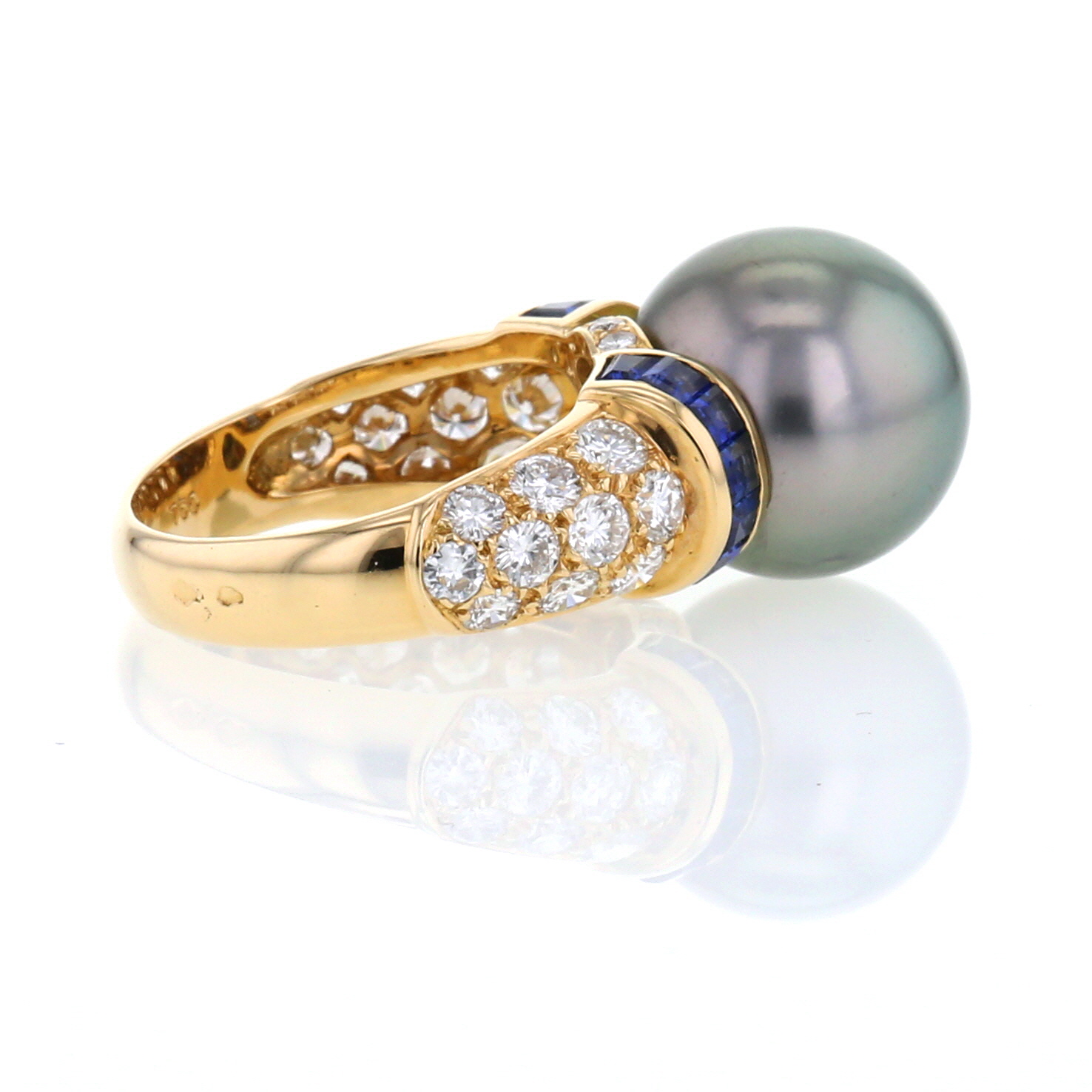 O.J. Perrin ring in yellow gold,  diamonds and sapphires and in pearl