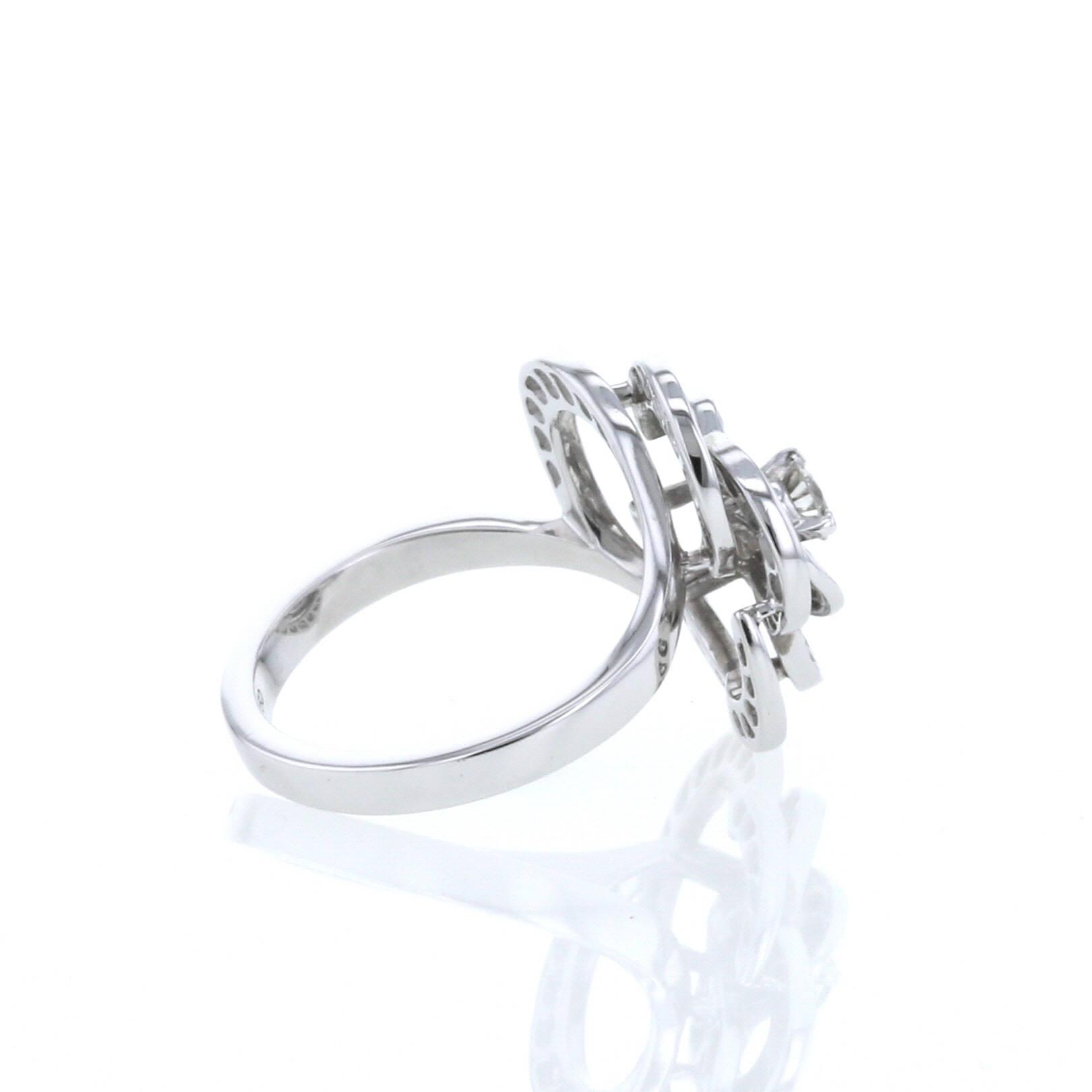 Anello Chanel Camélia Fil modello medio in oro bianco e diamanti