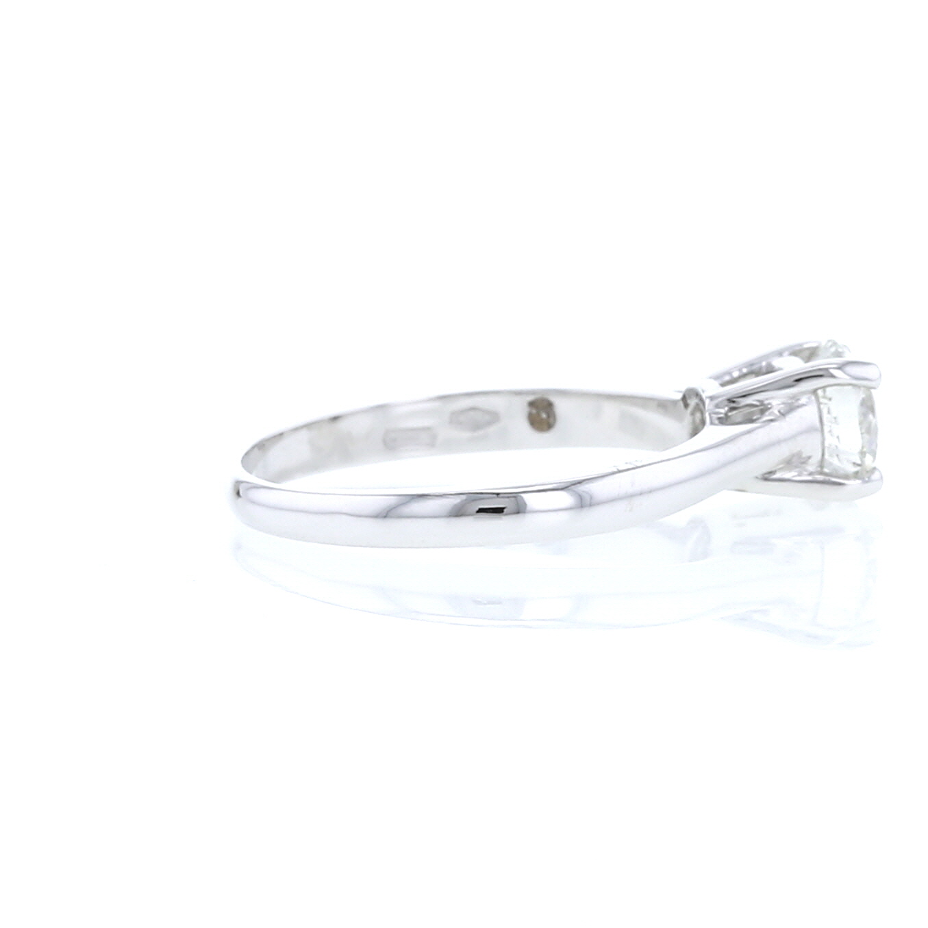 Anello solitario in oro bianco e diamante (0.73 ct)