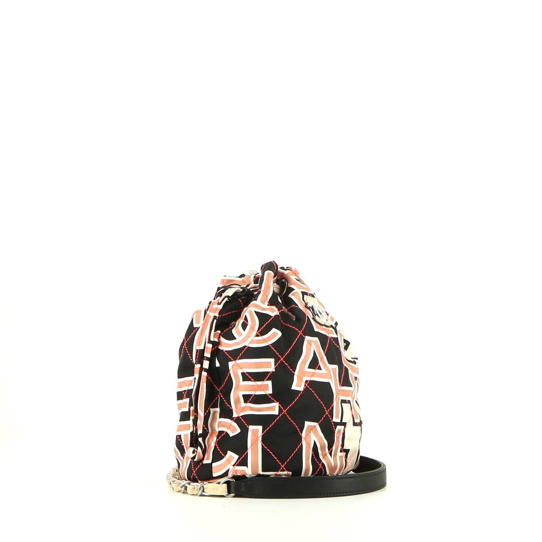 Borsa a tracolla Chanel in tela siglata rosa bianca e nera