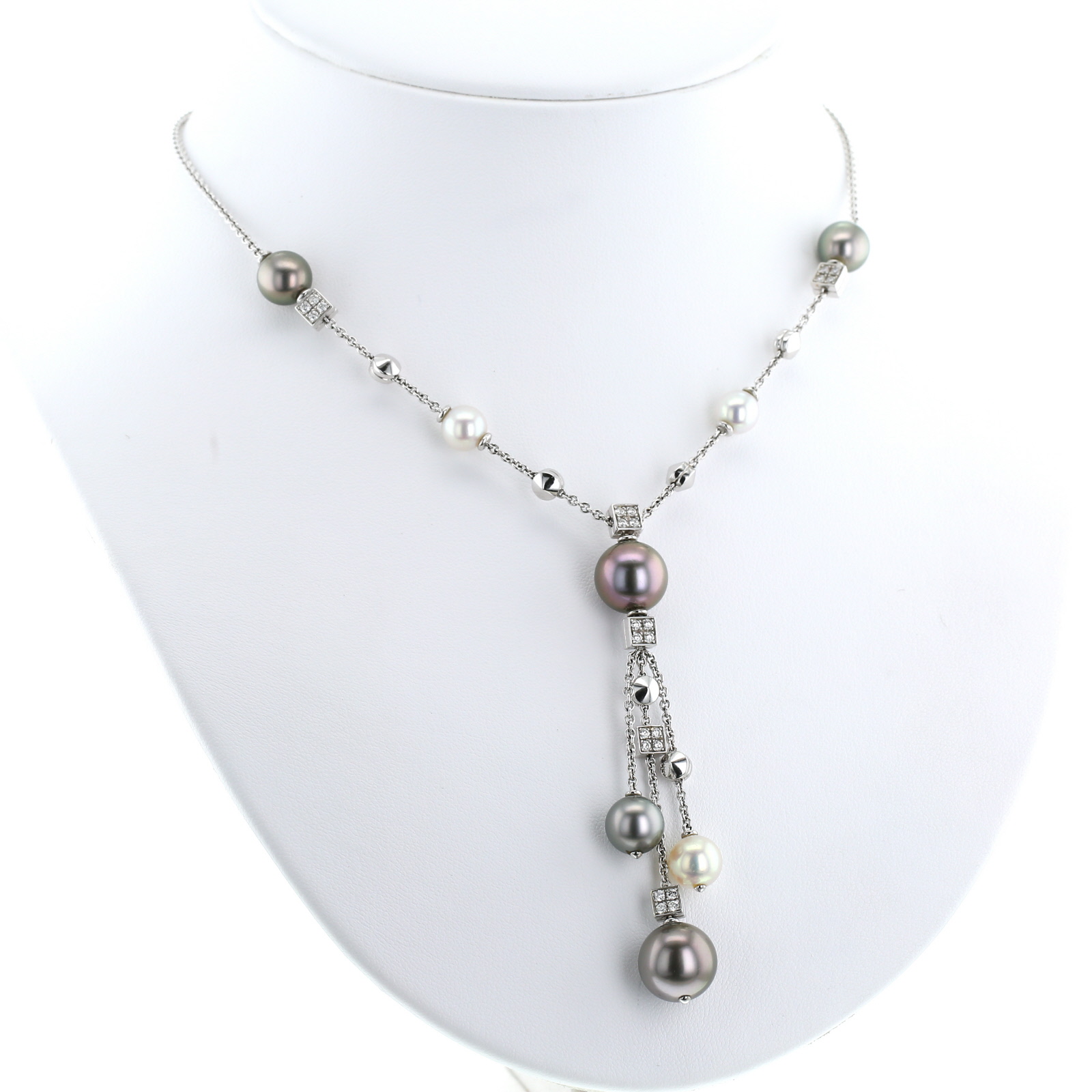 Bulgari Lucéa necklace in white gold,  pearls and diamonds