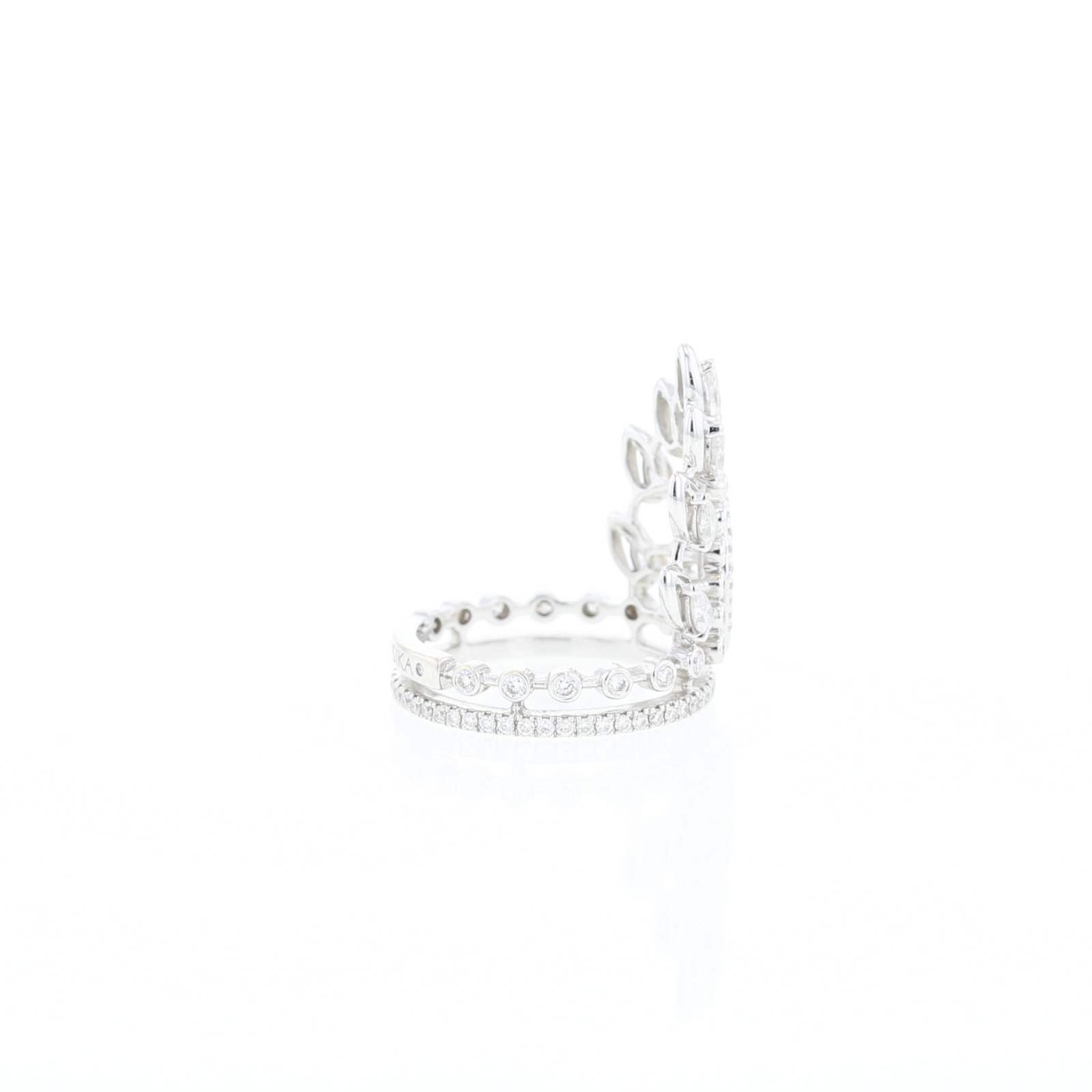 Sortija Messika Desert Bloom de oro blanco y diamantes