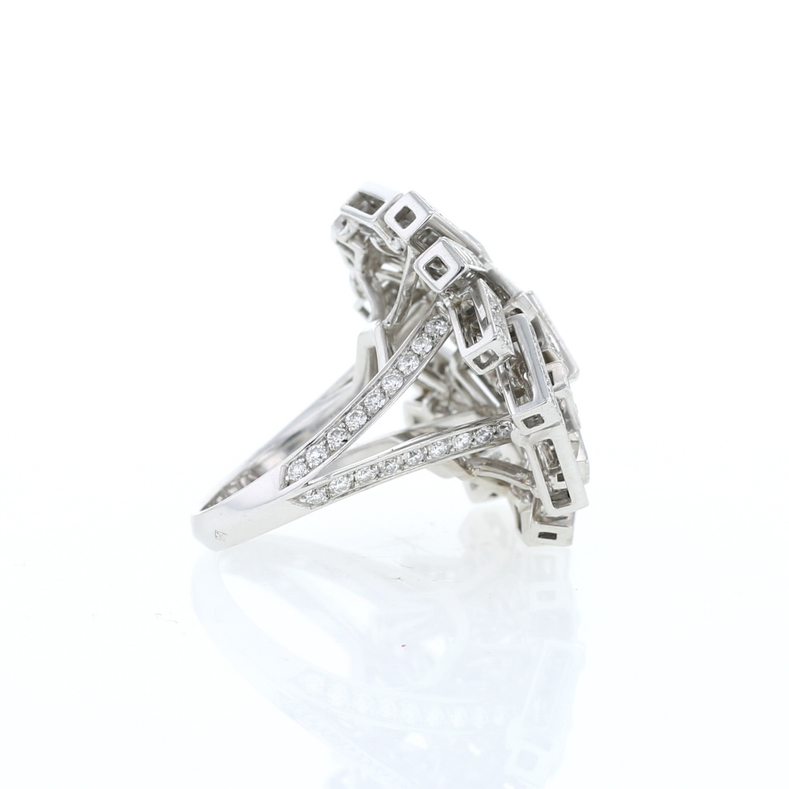 Anello Chaumet Le Grand Frisson modello grande in oro bianco e diamanti