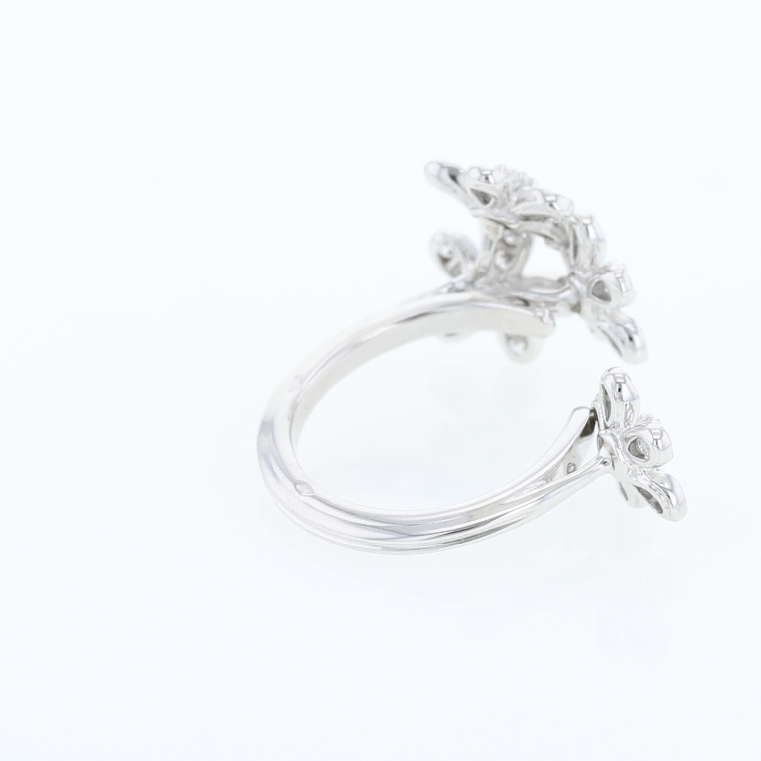 Van Cleef 
Arpels Socrate ring in white gold and diamonds