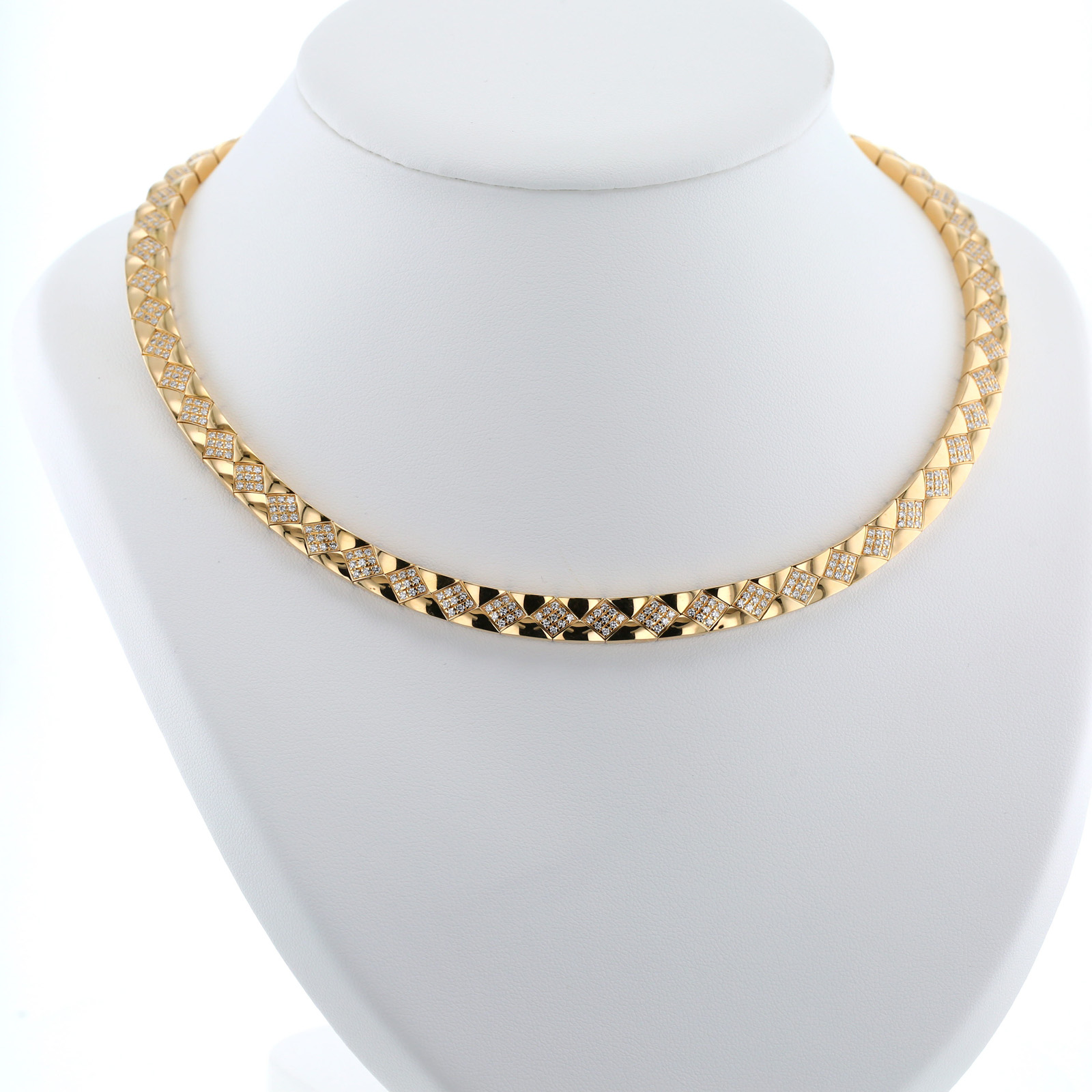 Chanel Matelassé linked necklace in yellow gold and diamonds