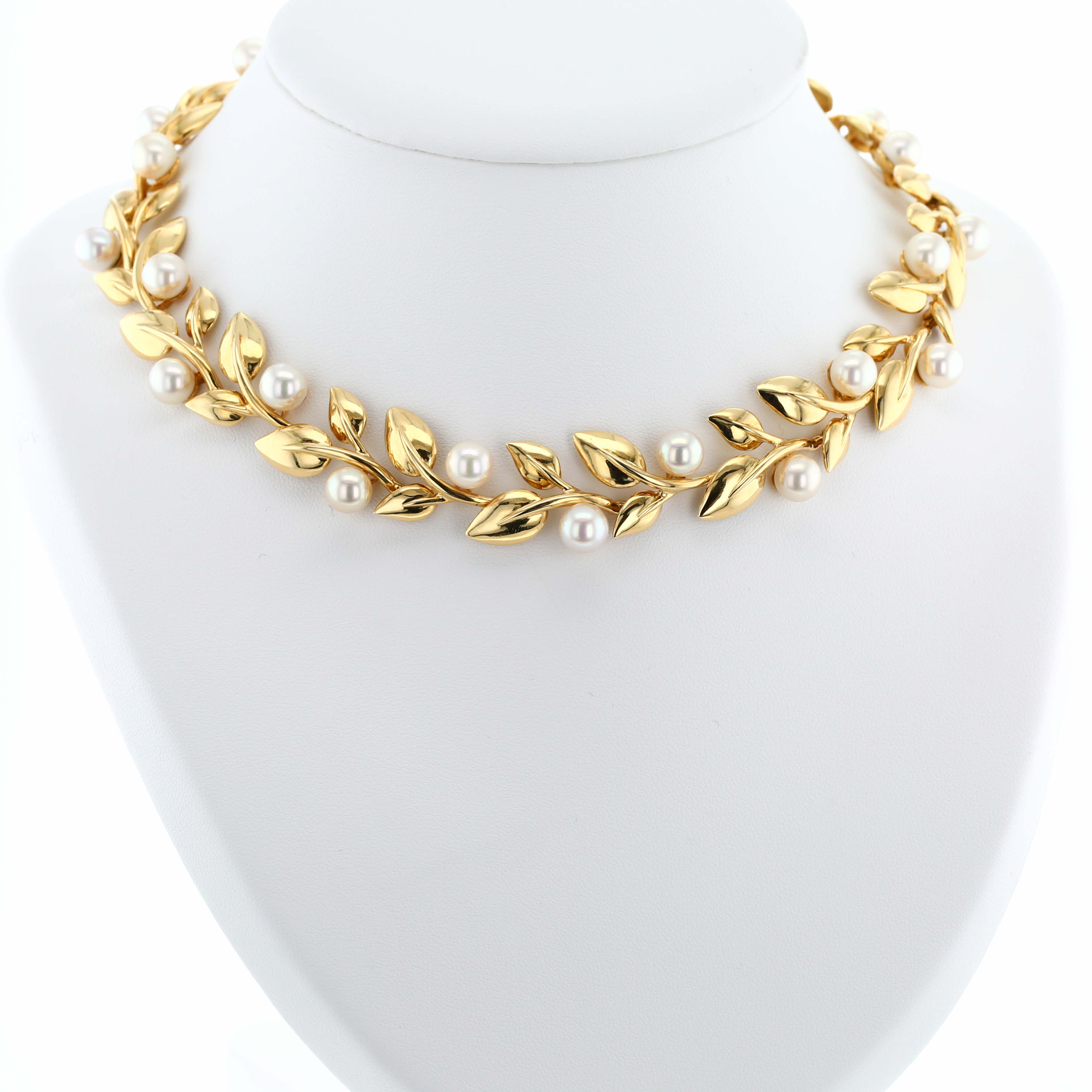 Van Cleef 
Arpels  necklace in yellow gold and cultured pearls