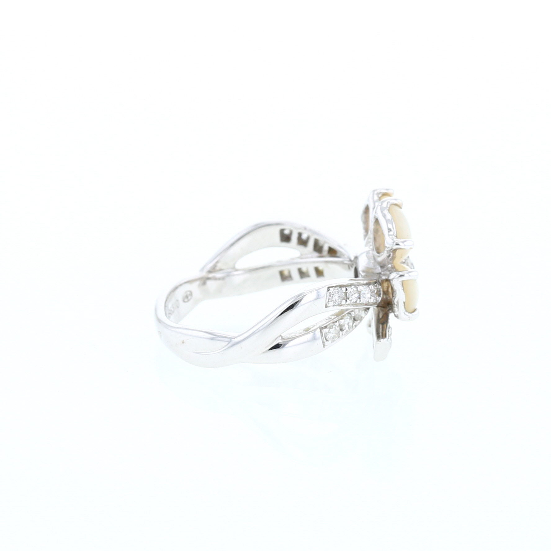 Mauboussin Éternité Tendresse ring in white gold, mother of pearl and diamonds
