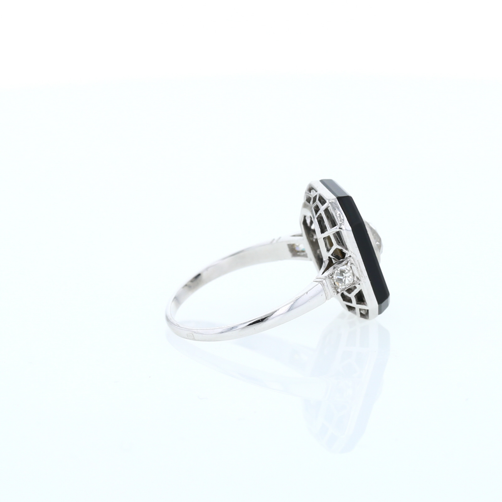 Vintage  ring in platinium, onyx and diamondsand in diamond Vintage  ring in platinium, onyx and diamondsand in diamond